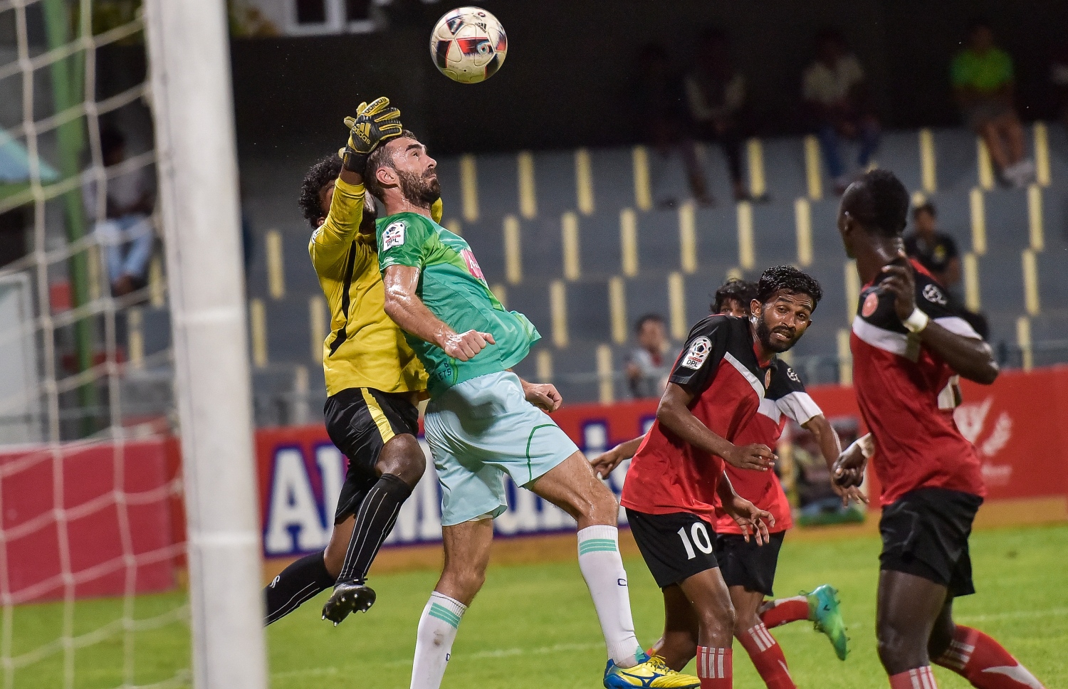 ގްރީން ސްޓްރީޓްސްގެ ޕެޓްރޯ އަށް ލިބުމުގެ ކުރިން މާޅޮހުގެ ކީޕަރު ޒަމީރު ބޯޅަ ހޯދަން މަސައްކަތް ކުރަނީ.-- ފޮޓޯ: ނިޝާން އަލީ/ މިހާރު