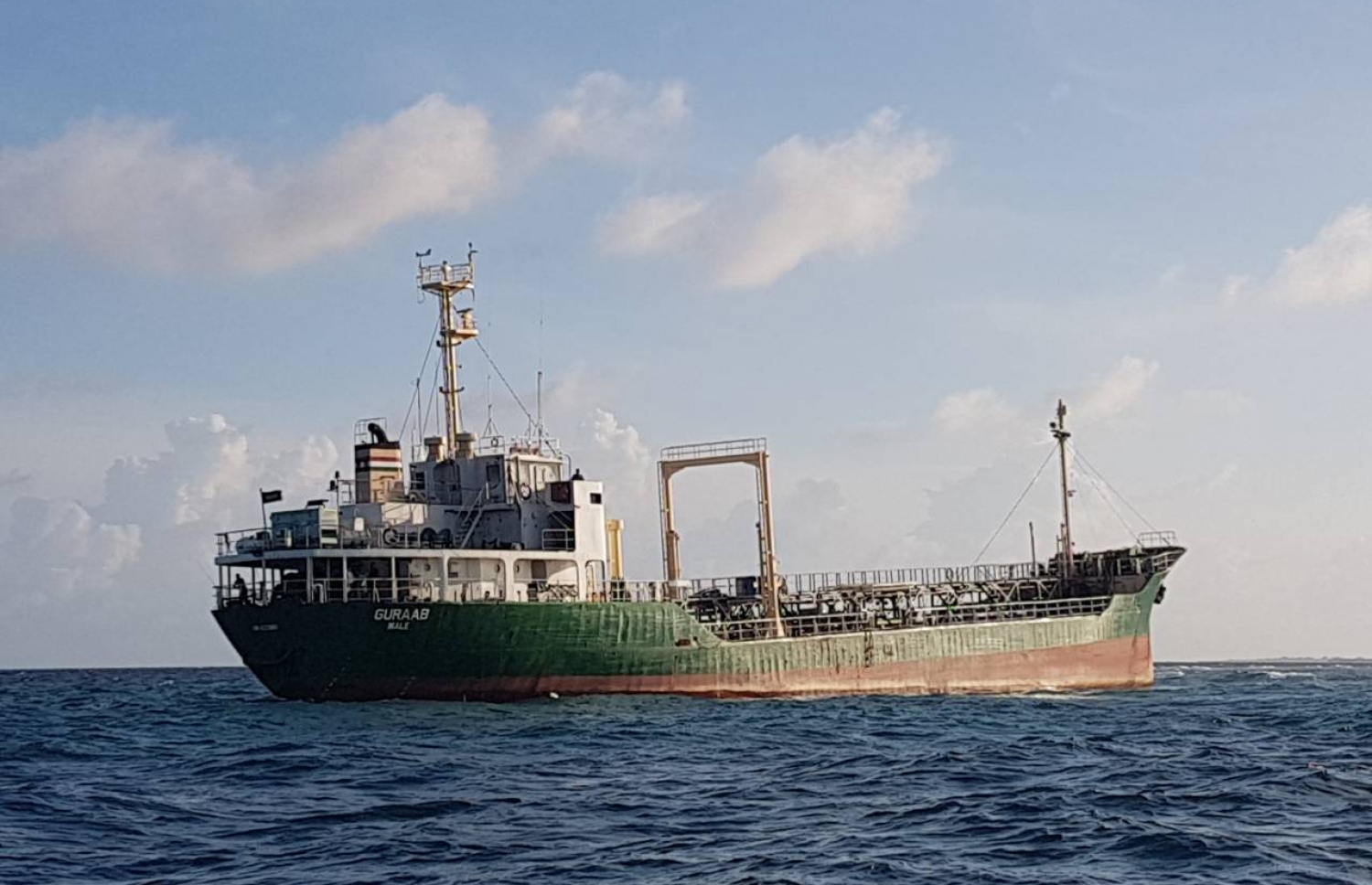 އެސްޓީއޯގެ ތެޔޮބޯޓު "ގުރާބު" ފަރަށް އަރާފައި.---ފޮޓޯ: އެމްއެންޑީއެފް