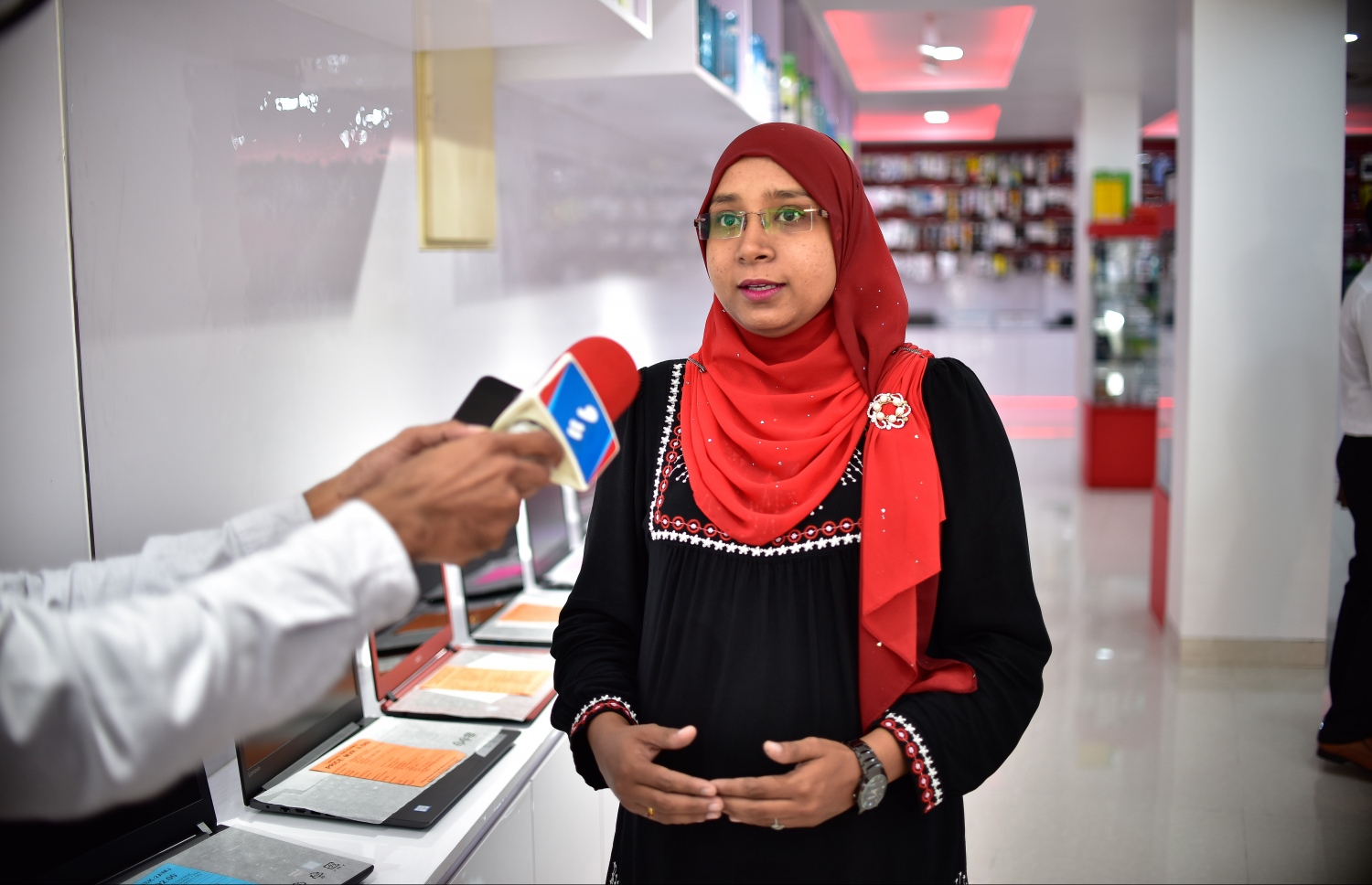 ކްލިކް ކޮމްޕިއުޓާސްގެ ޖެނަރަލް މެނޭޖަރު ރިފާޝާ މީޑިއާއާ ވާހަކަ ދައްކަވަނީ.-- ފޮޓޯ: މިހާރު/ނިޝާން އަލީ