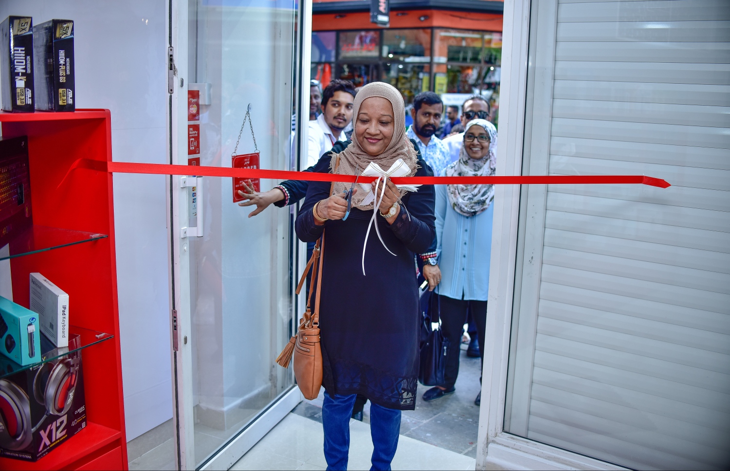 ކްލިކް ކޮމްޕިއުޓާސްގެ ސީއީއޯ މުހައްމަދު ޒާހިރުގެ އަނބިކަނބަލުން، ނާދިޔާ މުހައްމަދު އާ ޝޯރޫމް ހުޅުއްވައިދެއްވަނީ.-- ފޮޓޯ: މިހާރު/ނިޝާން އަލީ