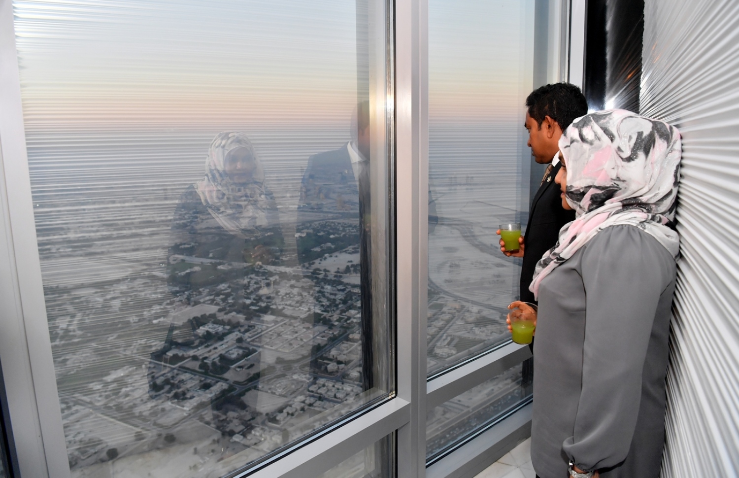 ޔުނައިޓެޑް އަރަބް އެމިރޭޓްސް(ޔޫއޭއީ): އޮކްޓޯބަރު 16، 2017: ރައީސް އަބްދުﷲ ޔާމީންގެ ދެކަނބަލުން ޔުނައިޓެޑް އަރަބް އެމިރޭޓްސް (ޔޫއޭއީ) އަށް ކުރައްވަމުން ގެންދަވާ ދަތުރުފުޅުގައި ދުނިޔޭގެ އެންމެ އުސް އިމާރާތް ކަމަށްވާ ބުރުޖް ޚަލީފާ އަށް ކުރެއްވި ޒިޔާރަތުގައި ރައީސް ޔާމީންގެ ދެކަނބަލުން އެތަން ބައްލަވައި ލައްވަނީ.-- ފޮޓޯ: ރައީސް އޮފީސް