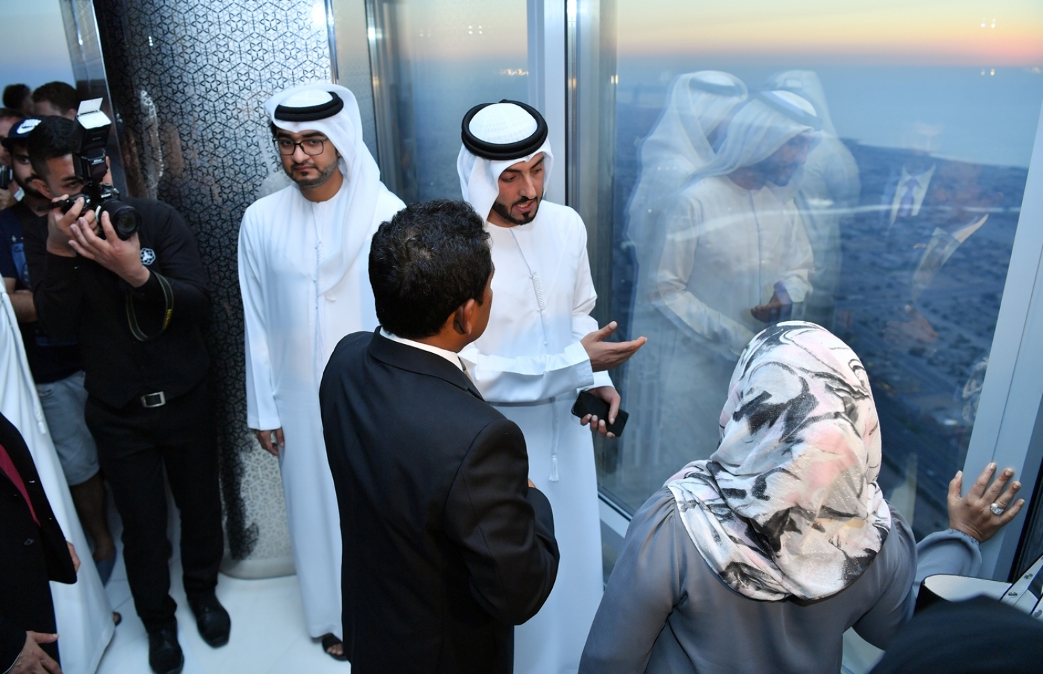 ޔުނައިޓެޑް އަރަބް އެމިރޭޓްސް(ޔޫއޭއީ): އޮކްޓޯބަރު 16، 2017: ރައީސް އަބްދުﷲ ޔާމީންގެ ދެކަނބަލުން ޔުނައިޓެޑް އަރަބް އެމިރޭޓްސް (ޔޫއޭއީ) އަށް ކުރައްވަމުން ގެންދަވާ ދަތުރުފުޅުގައި ދުނިޔޭގެ އެންމެ އުސް އިމާރާތް ކަމަށްވާ ބުރުޖް ޚަލީފާ އަށް ކުރެއްވި ޒިޔާރަތުގައި އެ ތަނުގެ ހެޑް އޮފް ޕްރޮޓޮކޯލެއް އެ ދެކަނބަލުންނަށް އެތަން ދައްކަވާލައްވަނީ.-- ފޮޓޯ: ރައީސް އޮފީސް