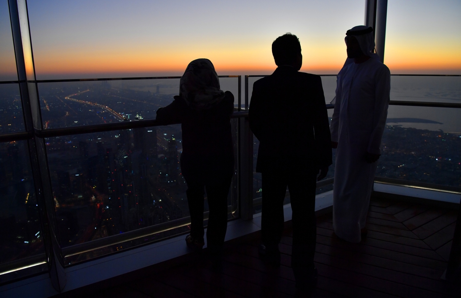 ޔުނައިޓެޑް އަރަބް އެމިރޭޓްސް(ޔޫއޭއީ): އޮކްޓޯބަރު 16، 2017: ރައީސް އަބްދުﷲ ޔާމީންގެ ދެކަނބަލުން ޔުނައިޓެޑް އަރަބް އެމިރޭޓްސް (ޔޫއޭއީ) އަށް ކުރައްވަމުން ގެންދަވާ ދަތުރުފުޅުގައި ދުނިޔޭގެ އެންމެ އުސް އިމާރާތް ކަމަށްވާ ބުރުޖް ޚަލީފާ އަށް ކުރެއްވި ޒިޔާރަތުގައި އެ ތަނުގެ ހެޑް އޮފް ޕްރޮޓޮކޯލެއް އެ ދެކަނބަލުންނަށް އެތަން ދައްކަވާލައްވަނީ.-- ފޮޓޯ: ރައީސް އޮފީސް