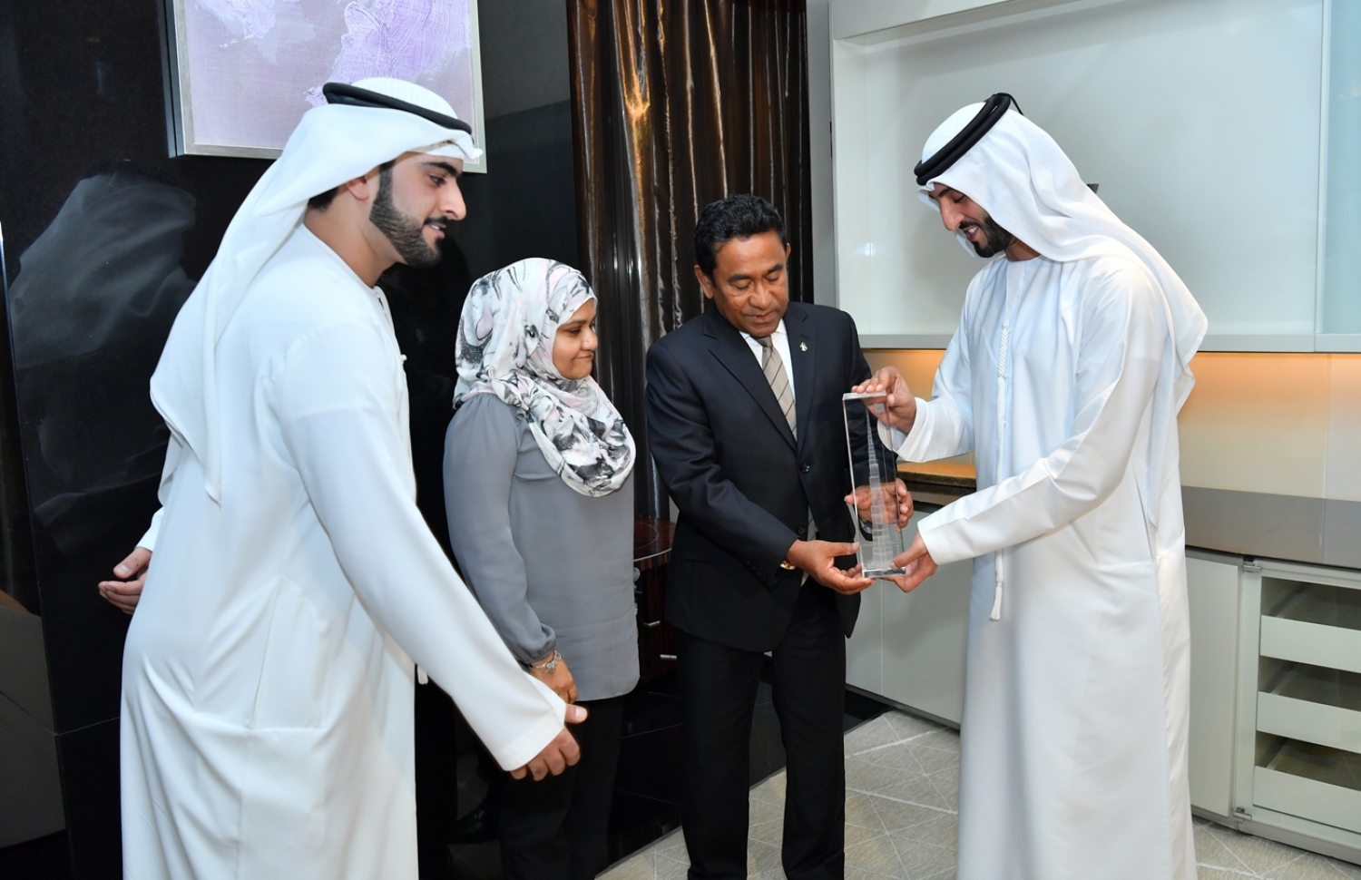 ރައީސް ޔާމީންގެ ދެކަނބަލުން ބުރުޖް ޚަލީފާ އަށް ވަޑައިގަތުން