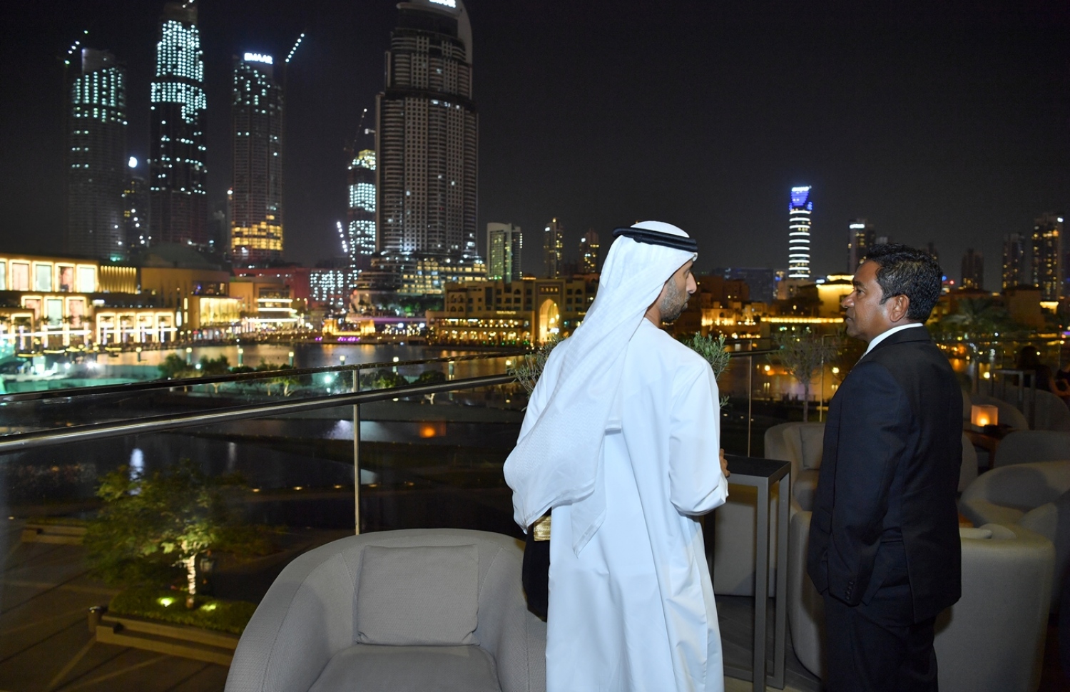 ޔުނައިޓެޑް އަރަބް އެމިރޭޓްސް(ޔޫއޭއީ): އޮކްޓޯބަރު 16، 2017: ރައީސް އަބްދުﷲ ޔާމީންގެ ދެކަނބަލުން ޔުނައިޓެޑް އަރަބް އެމިރޭޓްސް (ޔޫއޭއީ) އަށް ކުރައްވަމުން ގެންދަވާ ދަތުރުފުޅުގައި ދުނިޔޭގެ އެންމެ އުސް އިމާރާތް ކަމަށްވާ ބުރުޖް ޚަލީފާ އަށް ކުރެއްވި ޒިޔާރަތުގައި އެ ތަނުގެ ހެޑް އޮފް ޕްރޮޓޮކޯލެއް އެ ދެކަނބަލުންނަށް އެތަން ދައްކަވާލައްވަނީ.-- ފޮޓޯ: ރައީސް އޮފީސް