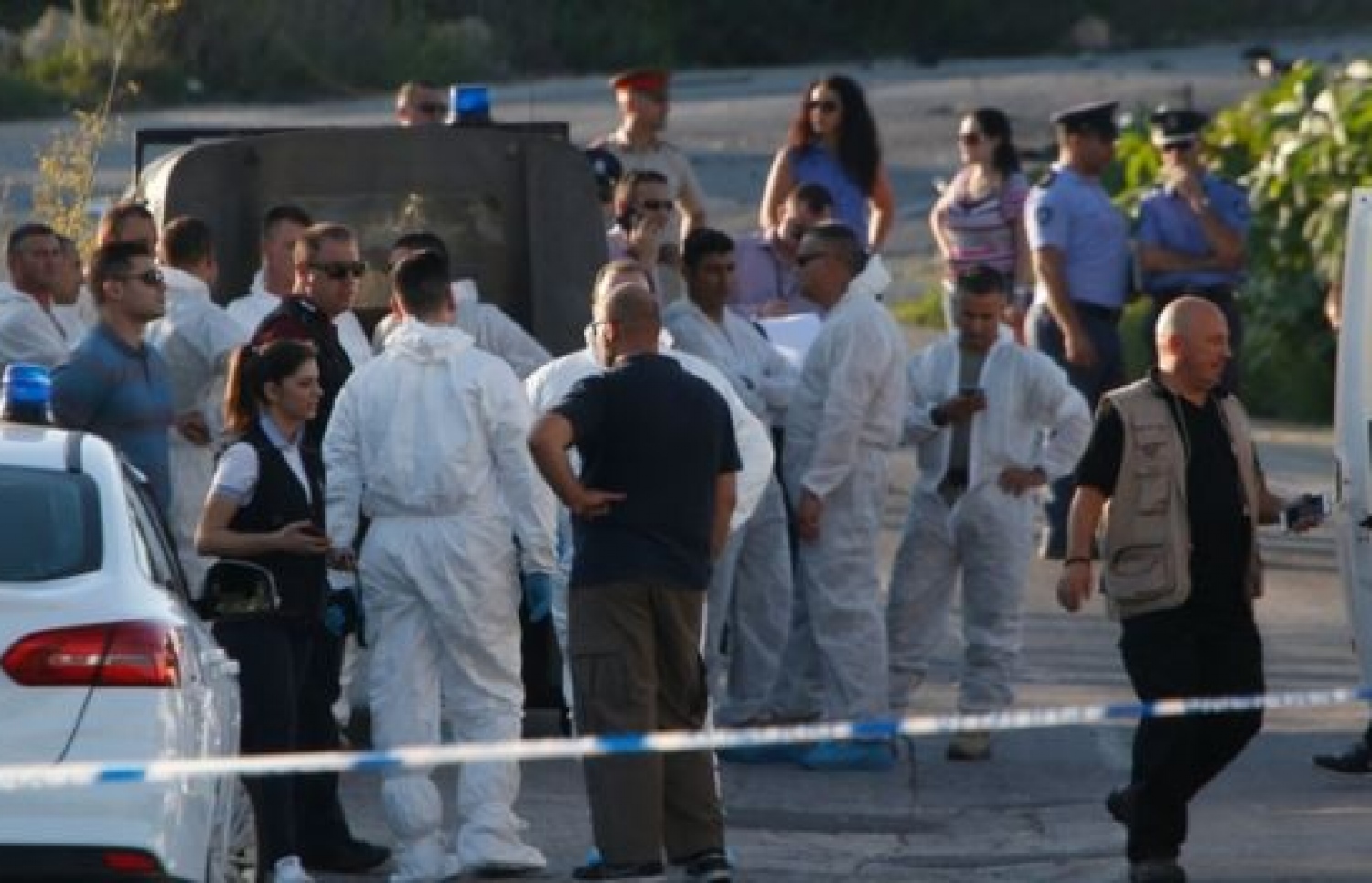 މޯލްޓާގެ ބްލޮގަރު މަރާލި ސަރަހައްދުގައި ފުލުހުންގެ ފޮރެންސިކް ޓީމުން ހަރަކާތްތެރި ވަނީ. --ފޮޓޯ:ރޮއިޓާސް