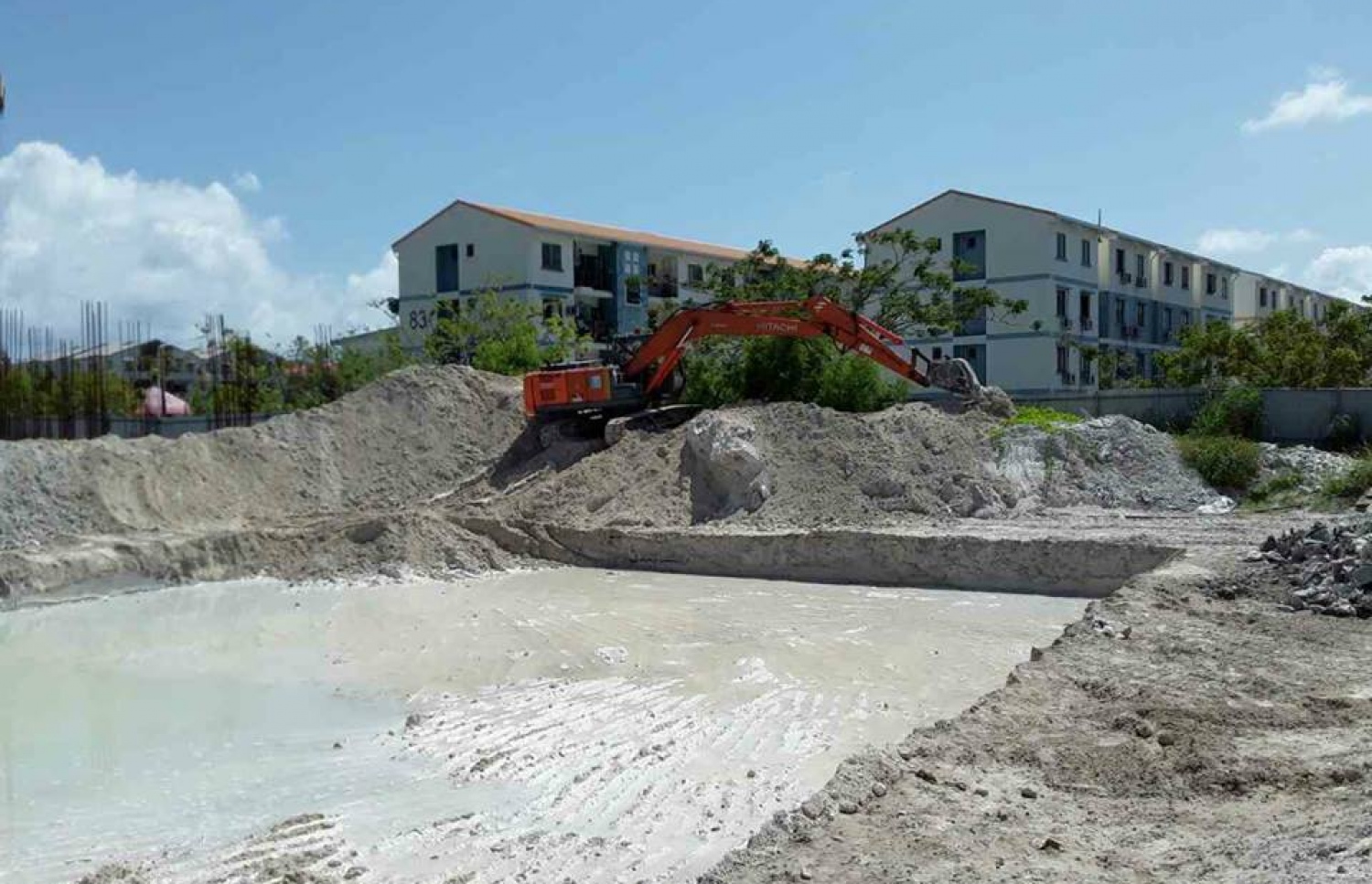 ސީ ލައިފް ގްލޯބަލް އިން ހުޅުމާލޭގައި ހަދާ އެޕާޓްމަންޓްތަކުގެ ފައުންޑޭޝަން އަޅަން ކޮނެފައި: އެތަނުގައި 300 އެޕާޓްމަންޓް ހިމެނޭ ހަ ޓަވަރު އަޅަން ވަނީ ނިންމާފައި. ފޮޓޯ: ސީ ލައިފް ގްލޯބަލް