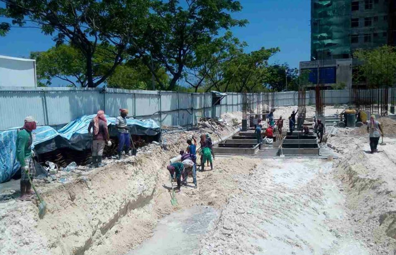 ސީ ލައިފް ގްލޯބަލް އިން ހުޅުމާލޭގައި ހަދާ އެޕާޓްމަންޓްތަކުގެ ފައުންޑޭޝަން އެޅުމުގެ މަސައްކަތްކުރަނީ: އެތަނުގައި 300 އެޕާޓްމަންޓް ހިމެނޭ ހަ ޓަވަރު އަޅަން ވަނީ ނިންމާފައި. ފޮޓޯ: ސީ ލައިފް ގްލޯބަލް