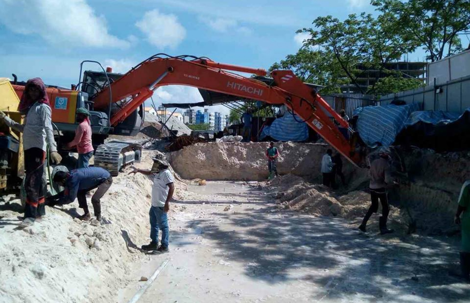 ސީ ލައިފް ގްލޯބަލް އިން ހުޅުމާލޭގައި ހަދާ އެޕާޓްމަންޓްތަކުގެ ފައުންޑޭޝަން އަޅަން ކޮނެފައި: އެތަނުގައި 300 އެޕާޓްމަންޓް ހިމެނޭ ހަ ޓަވަރު އަޅަން ވަނީ ނިންމާފައި. ފޮޓޯ: ސީ ލައިފް ގްލޯބަލް