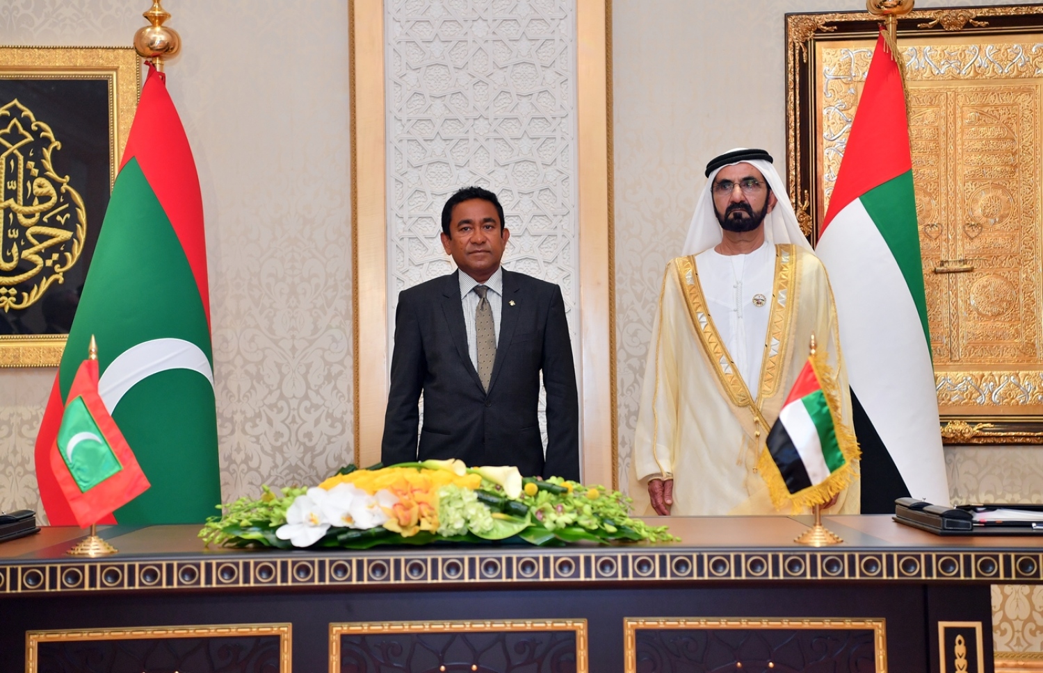 ރައީސް އަބްދުﷲ ޔާމީން ޔޫއޭއީ އަށް ކުރައްވަމުން ގެންދަވާ ދަތުރުފުޅުގައި ޔޫއޭއީގެ ނައިބު ރައީސް ޝައިޚް މުހައްމަދު ރާޝިދު ބިން މަކްތޫމްއާ ބައްދަލުކުރައްވަނީ. މި ދަތުރުގައި ރާއްޖެ އާއި ޔޫއޭއީއާ ދެމެދު ވަނީ މުހިންމު އެއްބަސްވުންތަކެއްގައި ސޮއިކޮށްފައި. -- ފޮޓޯ: ރައީސް އޮފީސް