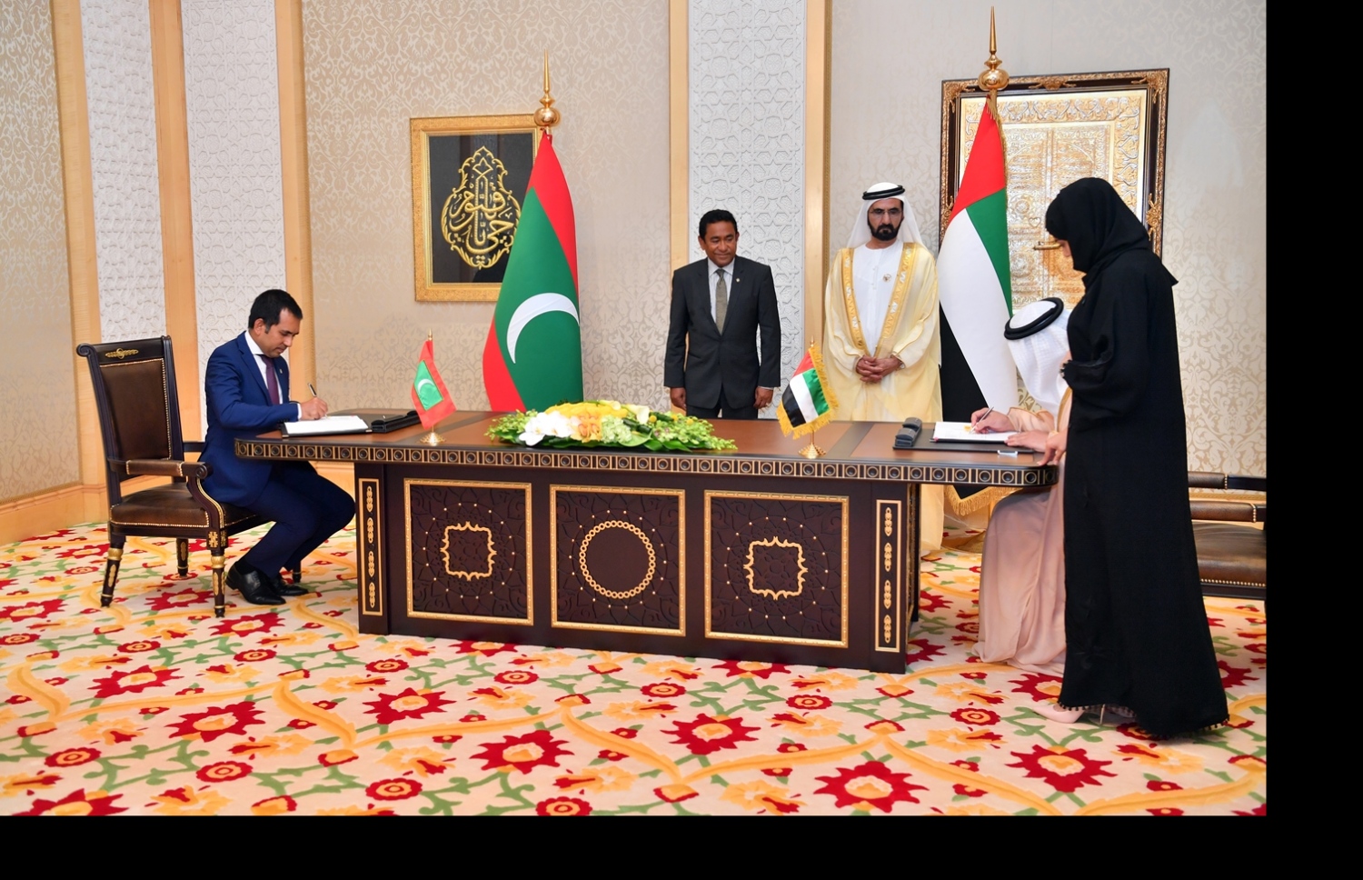 ރައީސް އަބްދުﷲ ޔާމީން ޔޫއޭއީ އަށް ކުރައްވަމުން ގެންދަވާ ދަތުރުފުޅުގައި ދެ ގައުމުގެ ދެމެދުގައި އެއްބަސްވުމެއްގައި ސޮއިކުރަނީ. މި ދަތުރުގައި ރާއްޖެ އާއި ޔޫއޭއީއާ ދެމެދު ވަނީ މުހިންމު އެއްބަސްވުންތަކެއްގައި ސޮއިކޮށްފައި. -- ފޮޓޯ: ރައީސް އޮފީސް