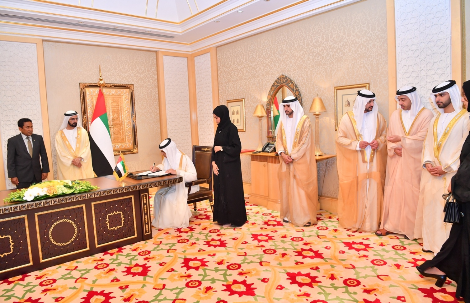 ރައީސް އަބްދުﷲ ޔާމީން ޔޫއޭއީ އަށް ކުރައްވަމުން ގެންދަވާ ދަތުރުފުޅުގައި ދެ ގައުމުގެ ދެމެދުގައި ގާއިމުކުރި އެއްބަސްވުމެއްގައި ސޮއިކުރަނީ. މި ދަތުރުގައި ރާއްޖެ އާއި ޔޫއޭއީއާ ދެމެދު ވަނީ މުހިންމު އެއްބަސްވުންތަކެއްގައި ސޮއިކޮށްފައި. -- ފޮޓޯ: ރައީސް އޮފީސް