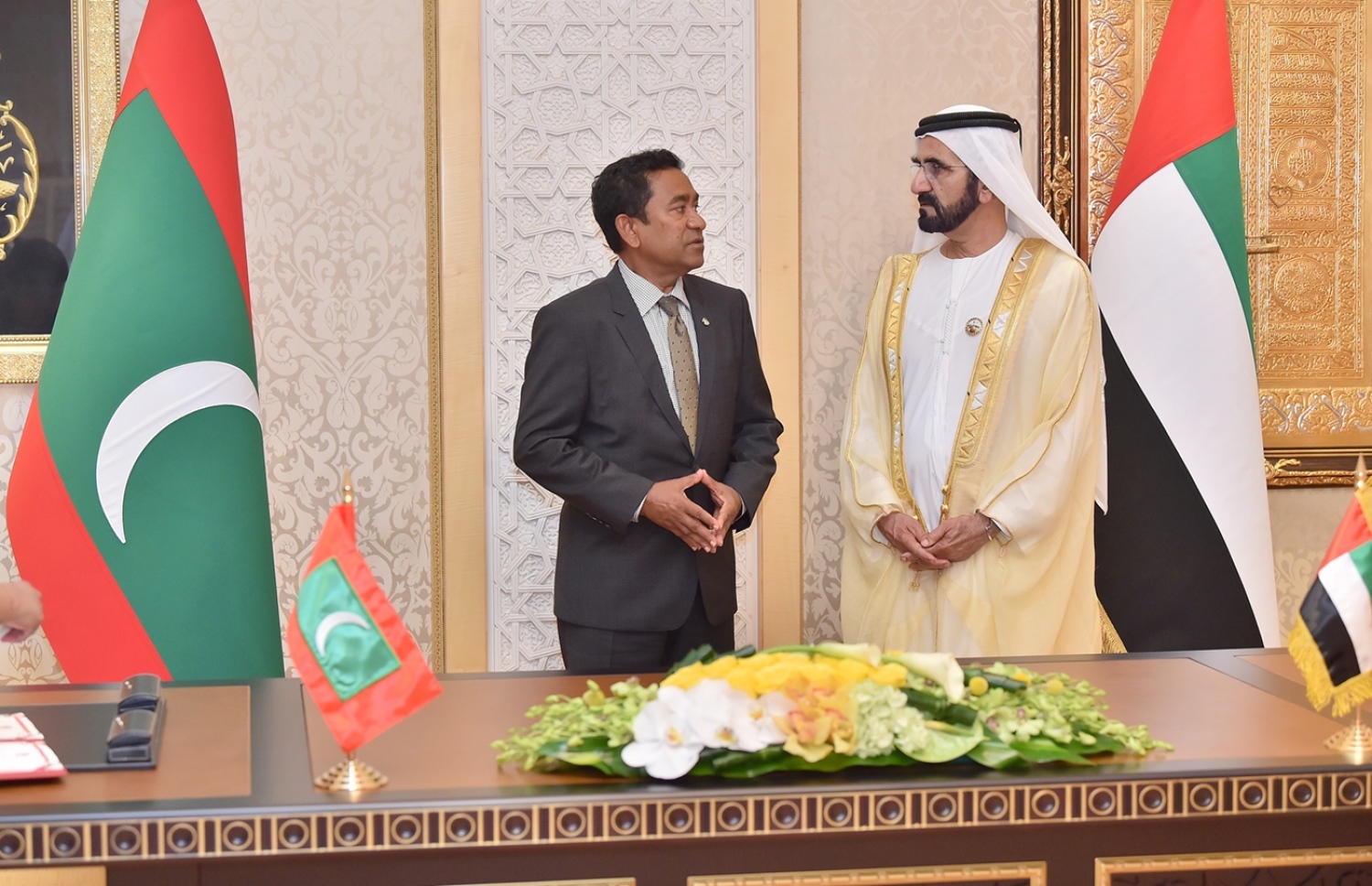 ރައީސް އަބްދުﷲ ޔާމީން ޔޫއޭއީ އަށް ކުރައްވަމުން ގެންދަވާ ދަތުރުފުޅުގައި ޔޫއޭއީގެ ނައިބު ރައީސް ޝައިޚް މުހައްމަދު ރާޝިދު ބިން މަކްތޫމްއާ ބައްދަލުކުރައްވަނީ. މި ދަތުރުގައި ރާއްޖެ އާއި ޔޫއޭއީއާ ދެމެދު ވަނީ މުހިންމު އެއްބަސްވުންތަކެއްގައި ސޮއިކޮށްފައި. -- ފޮޓޯ: ރައީސް އޮފީސް