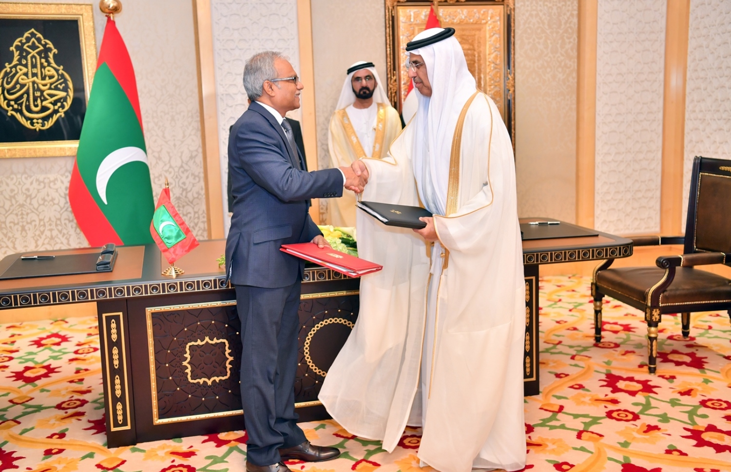 ރައީސް އަބްދުﷲ ޔާމީން ޔޫއޭއީ އަށް ކުރައްވަމުން ގެންދަވާ ދަތުރުފުޅުގައި ރާއްޖޭގެ ފޮރިން މިނިސްޓަރު އެއްބަސްވުމެއްގައި ސޮއިކުރެއްވުމަށް ފަހު ލިޔުން ބަދަލުކުރައްވަނީ. މި ދަތުރުގައި ރާއްޖެ އާއި ޔޫއޭއީއާ ދެމެދު ވަނީ މުހިންމު އެއްބަސްވުންތަކެއްގައި ސޮއިކޮށްފައި. -- ފޮޓޯ: ރައީސް އޮފީސް