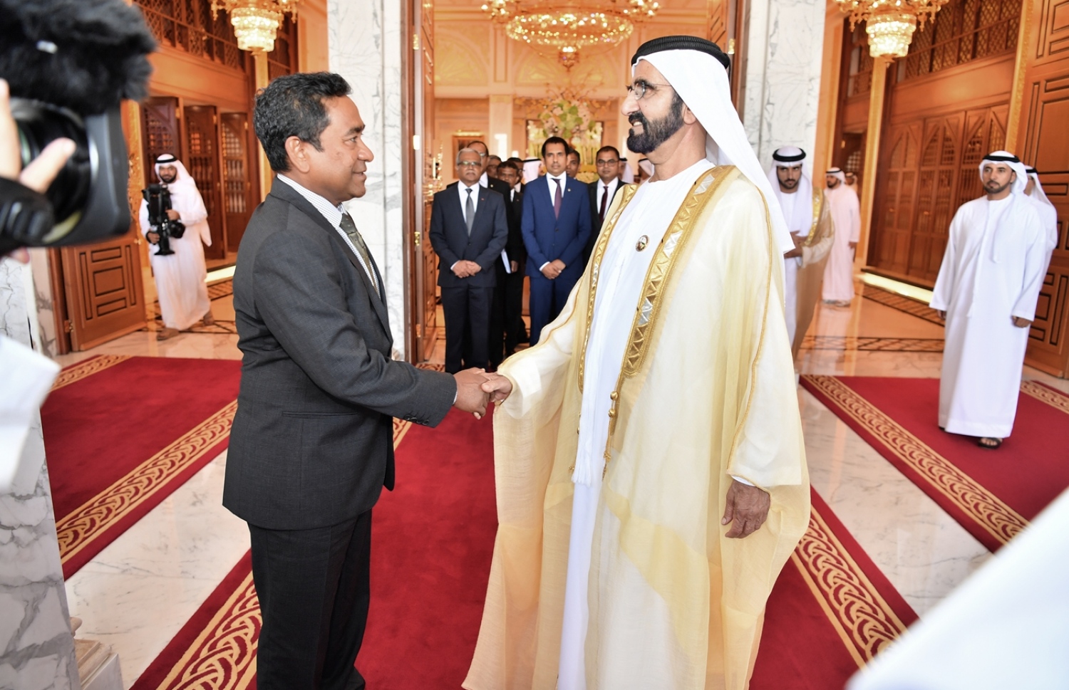 ރައީސް އަބްދުﷲ ޔާމީން ޔޫއޭއީ އަށް ކުރައްވަމުން ގެންދަވާ ދަތުރުފުޅުގައި ޔޫއޭއީގެ ނައިބު ރައީސް ޝައިޚް މުހައްމަދު ރާޝިދު ބިން މަކްތޫމްއާ ބައްދަލުކުރައްވަނީ. މި ދަތުރުގައި ރާއްޖެ އާއި ޔޫއޭއީއާ ދެމެދު ވަނީ މުހިންމު އެއްބަސްވުންތަކެއްގައި ސޮއިކޮށްފައި. -- ފޮޓޯ: ރައީސް އޮފީސް