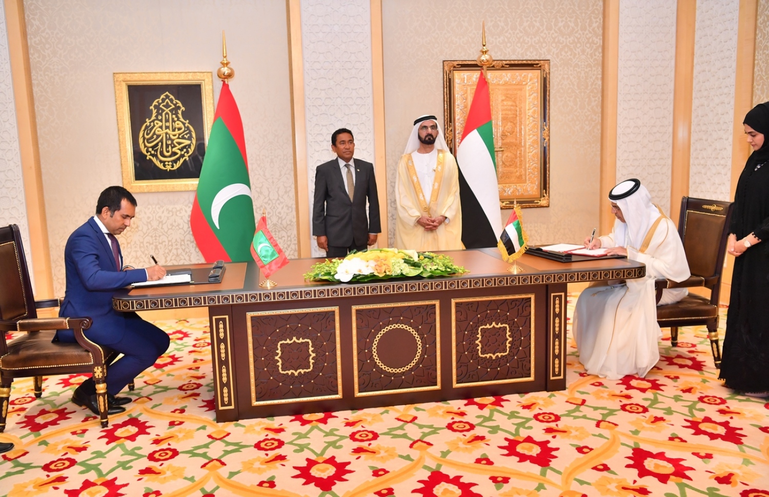 ރައީސް އަބްދުﷲ ޔާމީން ޔޫއޭއީ އަށް ކުރައްވަމުން ގެންދަވާ ދަތުރުފުޅުގައި ދެ ގައުމުގެ މެދުގައި ގާއިމުކުރި އެއްބަސްވުމެއްގައި ރާއްޖޭގެ ފަރާތުން އިކޮނޮމިކް މިނިސްޓަރު މުހައްމަދު ސައީދު ސޮއިކުރައްވަނީ. -- ފޮޓޯ: ރައީސް އޮފީސް