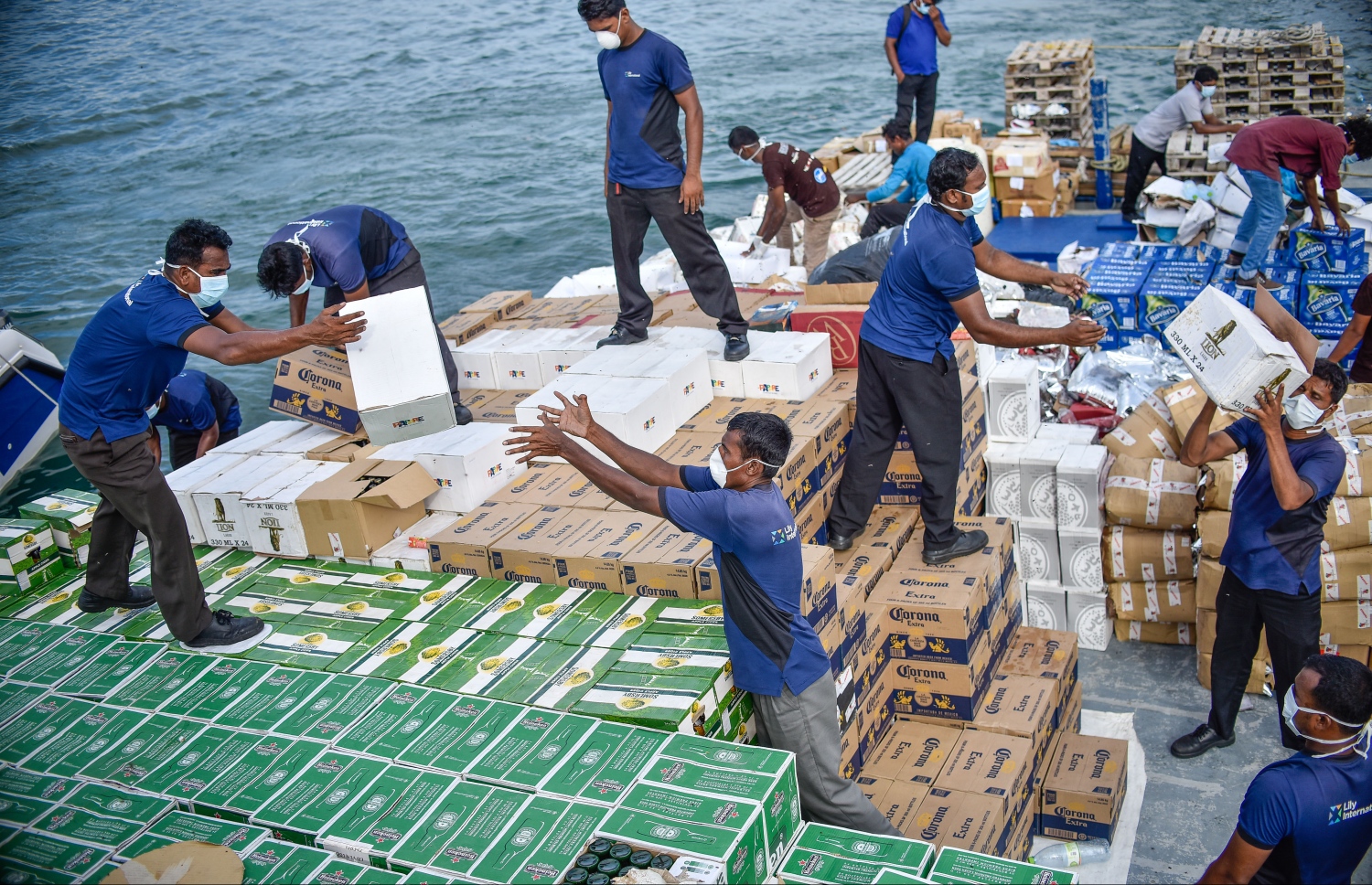 ނައްތާލުމަށް ބަނގުރާ ކޭސްތައް ތިލަފުއްޓަށް ބާލަނީ.-- ފޮޓޯ: މިހާރު/ނިޝާން އަލީ