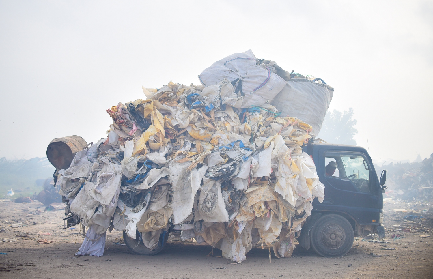 ތިލަފުއްޓަށް ކުރިން ކުނި ގެންދާ ގޮތް. އާ މަޝްރޫއުގައި ކުނި ގެންދާނީ ރައްކާތެރިކަމާ އެކުގައި. މި މަޝްރޫއަށް ހާއްސަކޮށްގެން ވޭސްޓް ޓްރާންސްފާ ސެންޓަރުތަކެއް މާލެ އާއި ހުޅުމާލެ އަދި ވިލިމާލޭގައި ވެސް ހަދާނެ. ކޮންޓެއިނަރުތަކުގައި ކުނި ގެންދާއިރު މޫދަށް އަދި މަގުމައްޗަށް ވެސް ކުނި އެޅުމުގެ ފުރުސަތެއް ނޯންނާނެ.