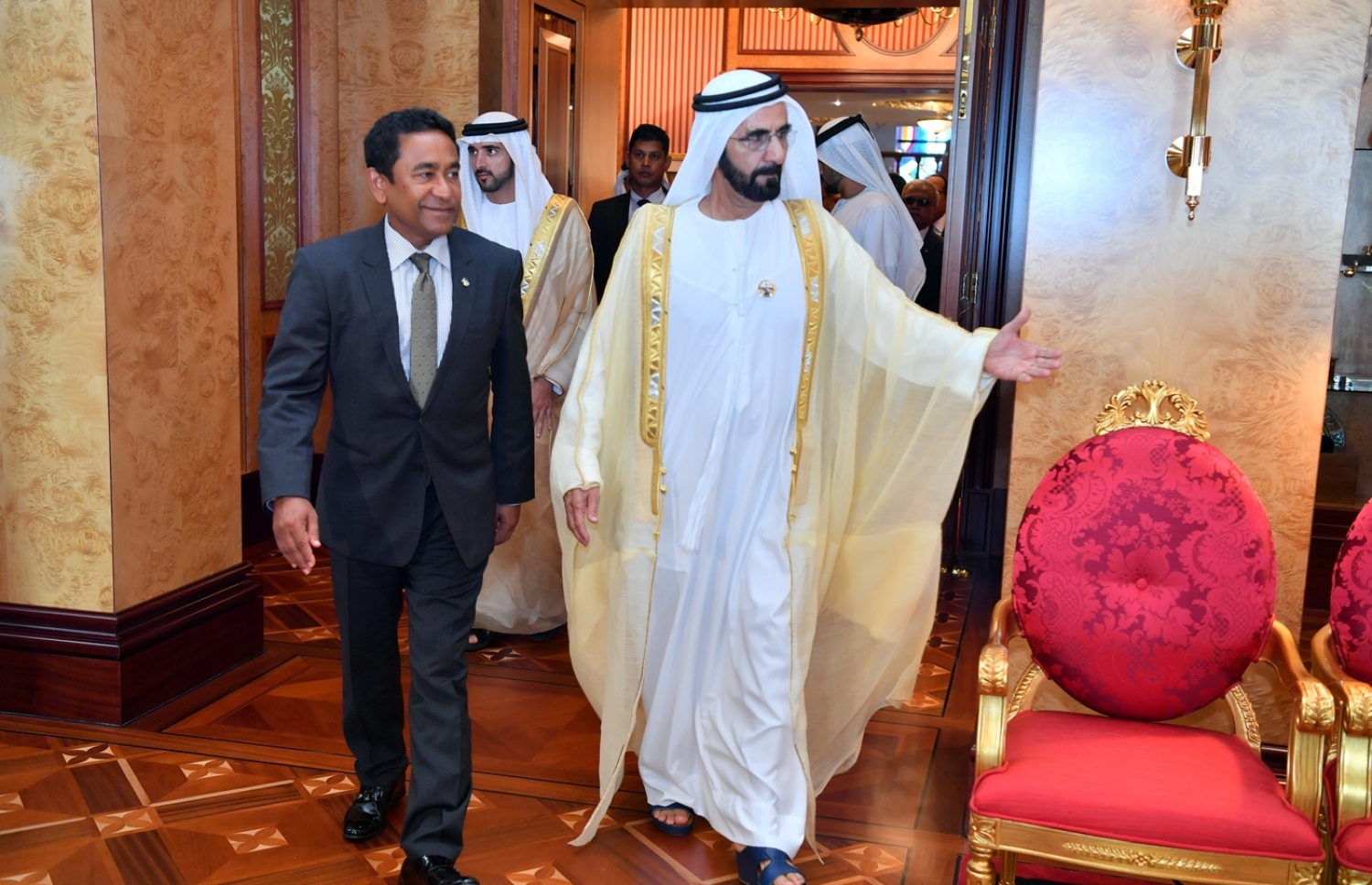 ރައީސް ޔާމީން މިދިޔަ އޮކްޓޯބަރު މަހު ޔޫއޭއީ އަށް ކުރެއްވި ދަތުރުފުޅުގައި، ޔޫއޭއީގެ ނައިބު ރައީސް، ބޮޑުވަޒީރު އަދި ދުބާއީގެ ވެރިޔާއާއެކު ވަޑައިގަންނަވަނީ.---ފޮޓޯ: ރައީސް އޮފީސް