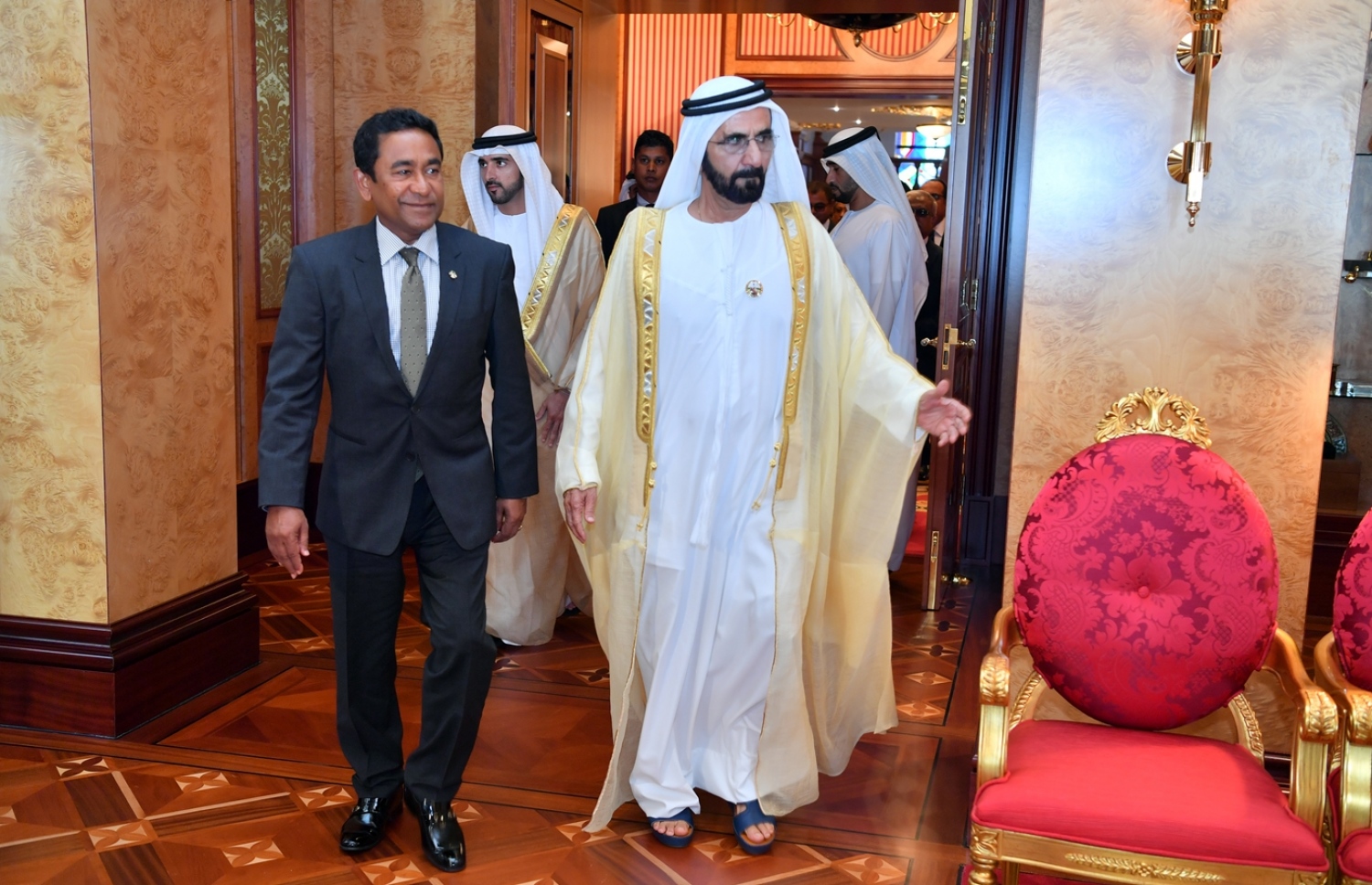 ދުބާއީ، އޮކްޓޯބަރު 17، 2017- ރައީސް އަބްދުﷲ ޔާމީން، ޔޫއޭއީގެ ނައިބު ރައީސް، ބޮޑުވަޒީރު އަދި ދުބާއީގެ ވެރިޔާ ޝޭހު މުހައްމަދު ބިން ރާޝިދު އަލް މަކްތޫމާ ބައްދަލުކުރައްވަނީ.---ފޮޓޯ: ރައީސް އޮފީސް