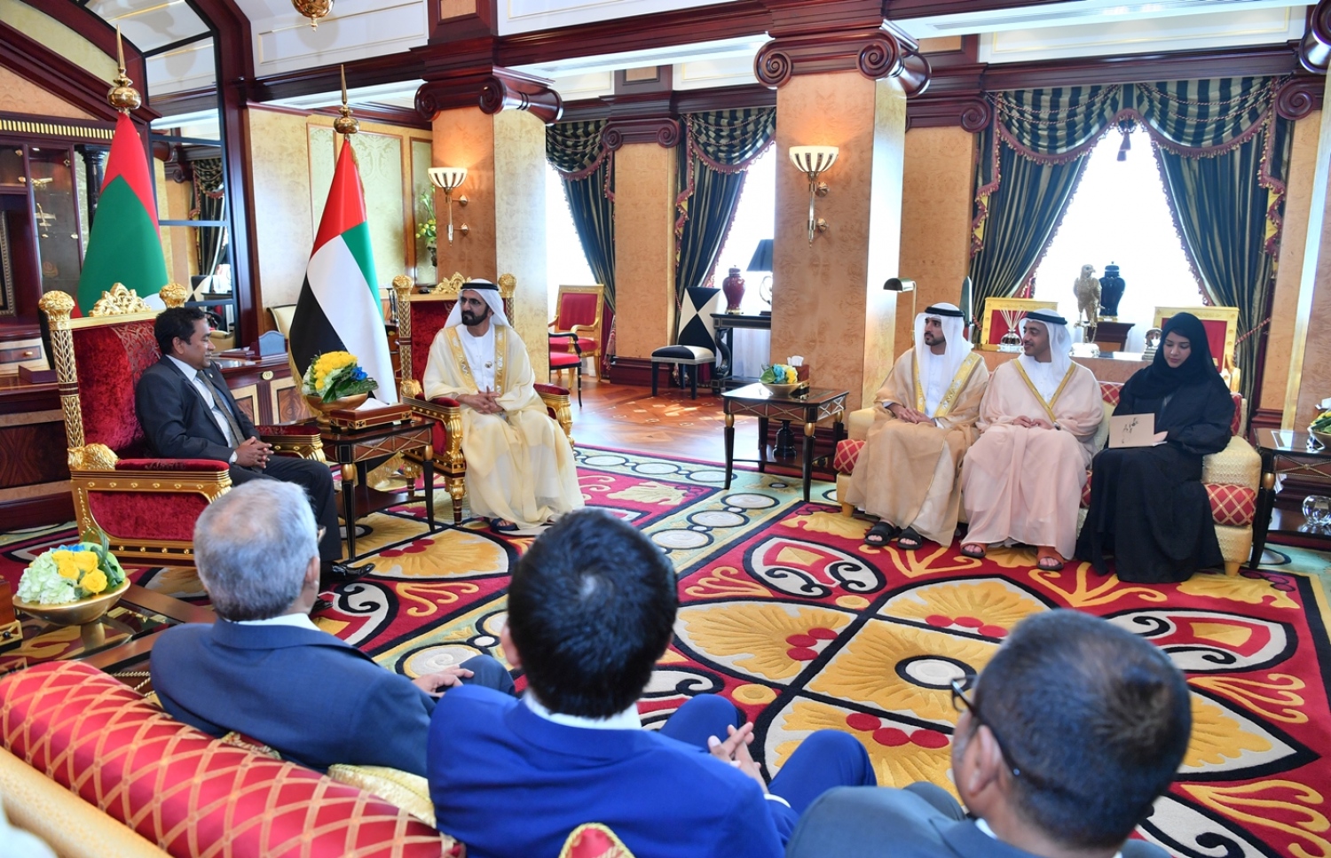 ދުބާއީ، އޮކްޓޯބަރު 17، 2017- ރައީސް އަބްދުﷲ ޔާމީން، ޔޫއޭއީގެ ނައިބު ރައީސް، ބޮޑުވަޒީރު އަދި ދުބާއީގެ ވެރިޔާ ޝޭހު މުހައްމަދު ބިން ރާޝިދު އަލް މަކްތޫމާ ބައްދަލުކުރައްވަނީ.---ފޮޓޯ: ރައީސް އޮފީސް