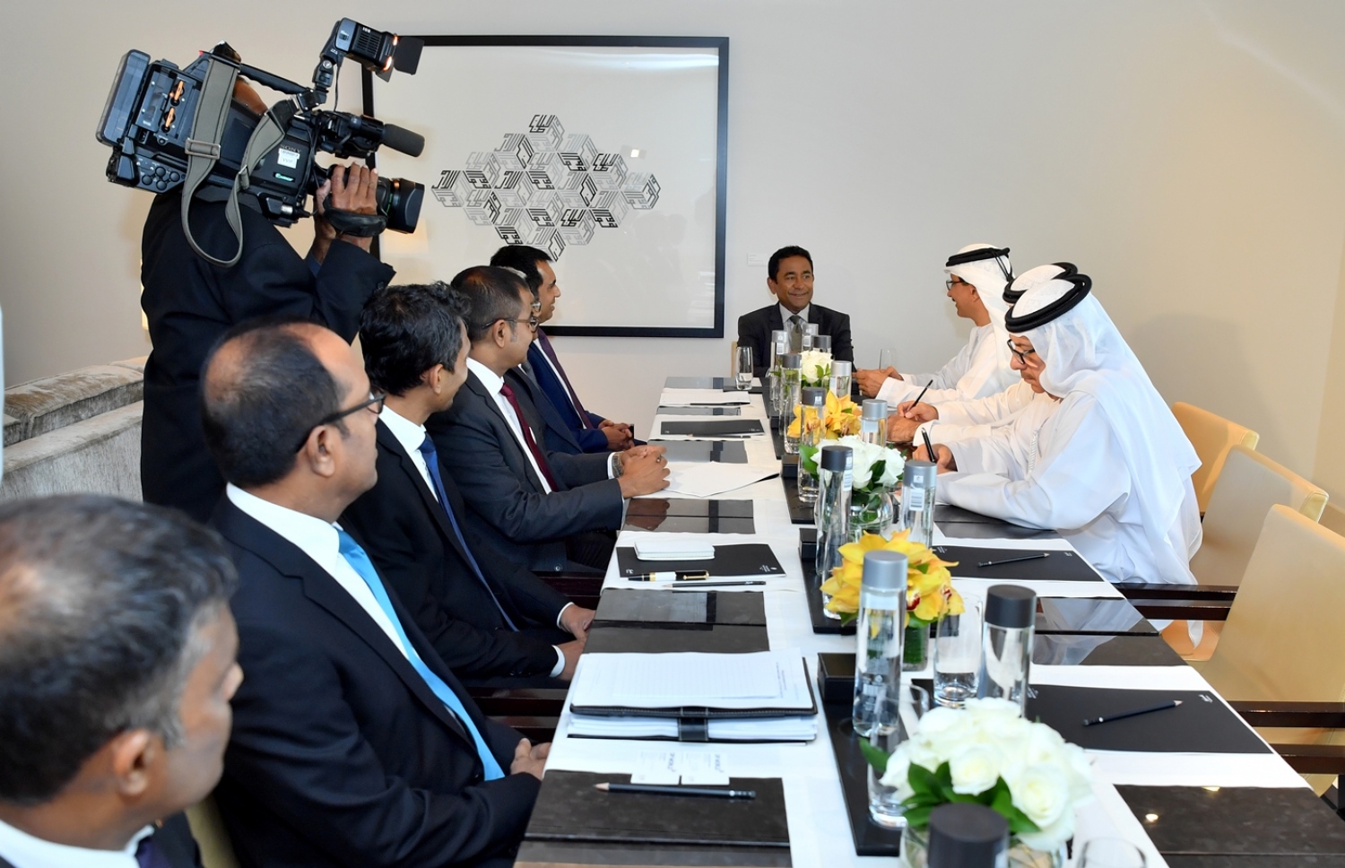 ދުބާއީ، އޮކްޓޯބަރު 17، 2017- ރައީސް އަބްދުﷲ ޔާމީން ޔުނައިޓެޑް އަރަބް އެމިރޭޓްސް (ޔޫއޭއީ) އަށް ކުރައްވަމުން ގެންދަވާ ދަތުރުފުޅުގައި، ދުބާއީ ޕޯޓް ވޯލްޑް (ޑީޕީ ވޯލްޑް)ގެ ސީއީއޯ އަދި ޗެއާމަން ސުލްތާން އަހުމަދު ބިން ސުލޭމާން، ރައީސް ޔާމީންގެ އަރިހަށް ޒިޔާރަތް ކުރައްވަނީ.---ފޮޓޯ: ރައީސް އޮފީސް