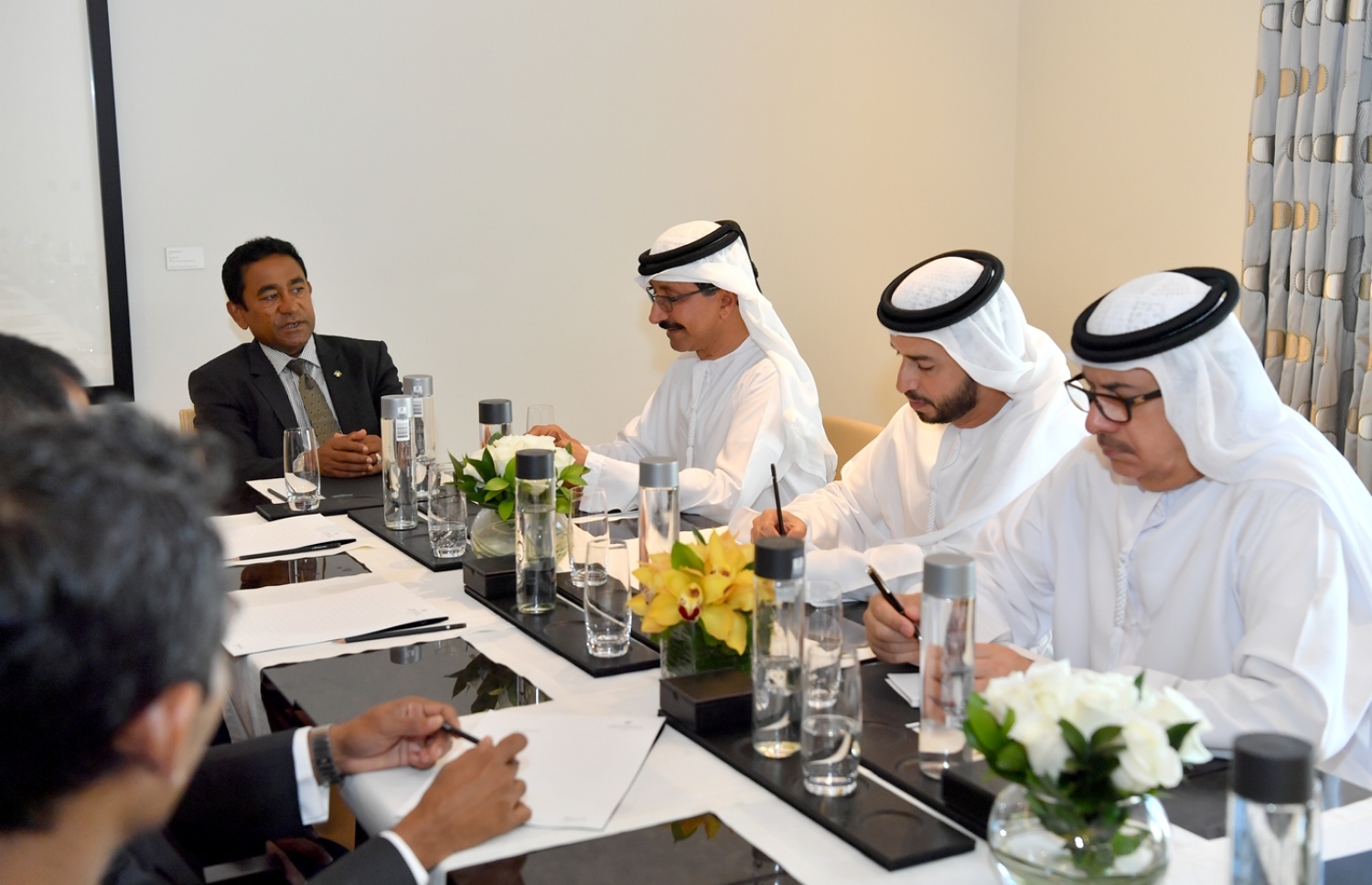 ދުބާއީ، އޮކްޓޯބަރު 17، 2017- ރައީސް އަބްދުﷲ ޔާމީން ޔުނައިޓެޑް އަރަބް އެމިރޭޓްސް (ޔޫއޭއީ) އަށް ކުރައްވަމުން ގެންދަވާ ދަތުރުފުޅުގައި، ދުބާއީ ޕޯޓް ވޯލްޑް (ޑީޕީ ވޯލްޑް)ގެ ސީއީއޯ އަދި ޗެއާމަން ސުލްތާން އަހުމަދު ބިން ސުލޭމާން، ރައީސް ޔާމީންގެ އަރިހަށް ޒިޔާރަތް ކުރައްވަނީ.---ފޮޓޯ: ރައީސް އޮފީސް