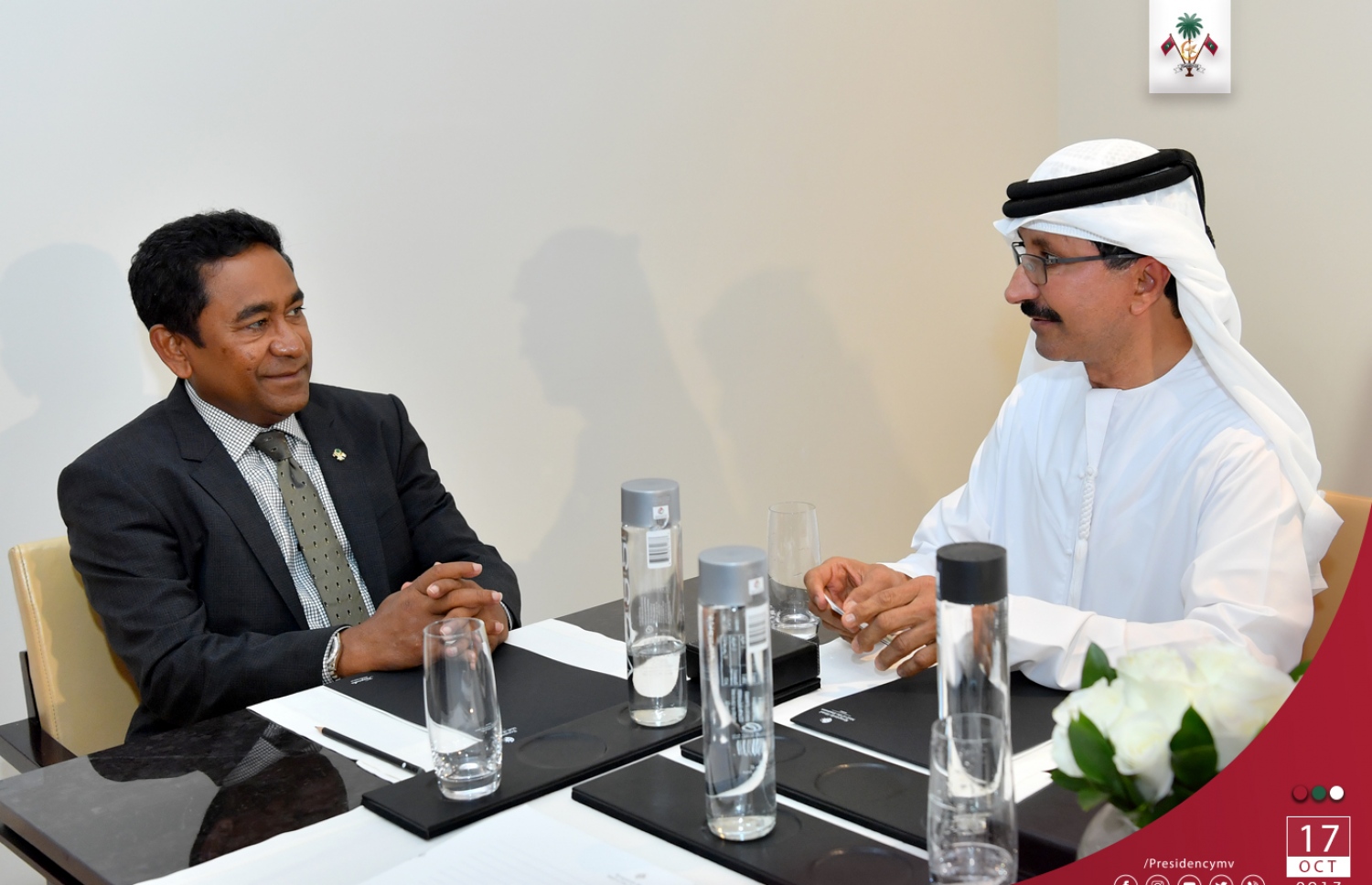 ދުބާއީ، އޮކްޓޯބަރު 17، 2017- ރައީސް އަބްދުﷲ ޔާމީން ޔުނައިޓެޑް އަރަބް އެމިރޭޓްސް (ޔޫއޭއީ) އަށް ކުރައްވަމުން ގެންދަވާ ދަތުރުފުޅުގައި، ދުބާއީ ޕޯޓް ވޯލްޑް (ޑީޕީ ވޯލްޑް)ގެ ސީއީއޯ އަދި ޗެއާމަން ސުލްތާން އަހުމަދު ބިން ސުލޭމާން، ރައީސް ޔާމީންގެ އަރިހަށް ޒިޔާރަތް ކުރައްވަނީ.---ފޮޓޯ: ރައީސް އޮފީސް