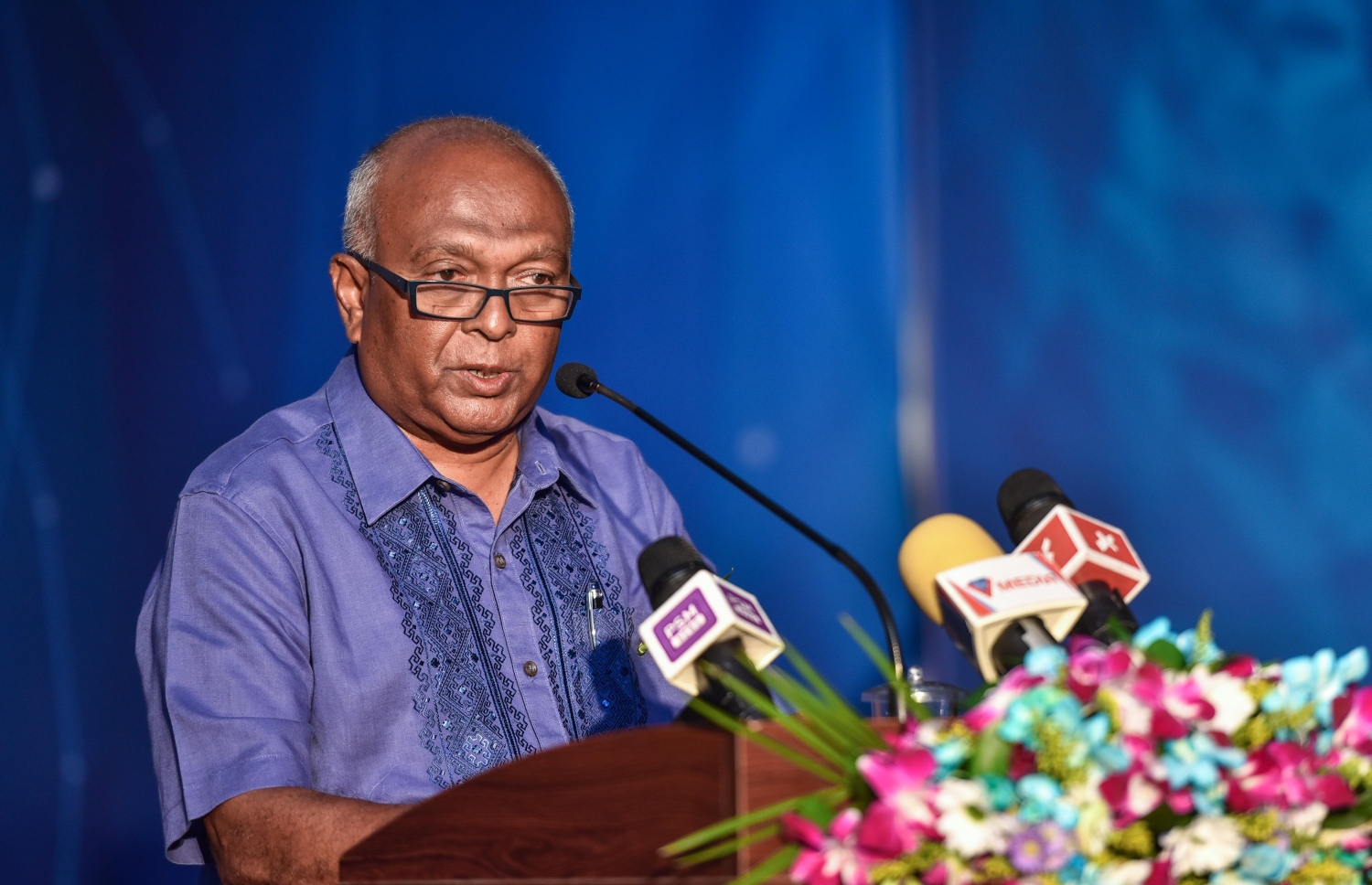 ވިލާ ކޮލެޖަށް 10 އަހަރު ފުރުން ފާހަގަކުރަން ބޭއްވި ރަސްމިއްޔާތުގައި ޑރ. އަންވަރު ވާހަކަދައްކަވަނީ.-- ފޮޓޯ: ހުސެއިން ވަހީދު/ މިހާރު