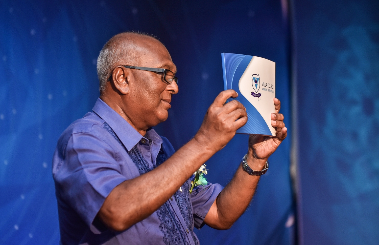 ވިލާ ކޮލެޖުގެ ރެކްޓާ ޑރ. އަންވަރު، ކުރިއަށް އޮތް ފަސް އަހަރު ދުވަހަށް އެ ކޮލެޖުގެ ސްޓްރެޓެޖިކް ޕްލޭން ފޮތް ރޭ ނެރެދެއްވަނީ.-- ފޮޓޯ: ހުސެއިން ވަހީދު/ މިހާރު