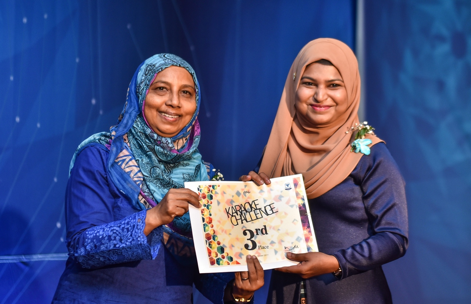 ވިލާ ކޮލެޖުގެ އަހަރީ ދުވަސް ފާހަގަކުރަން ބޭއްވި ހަރަކާތަކުން ވަނަ ހޯދި މީހަކަށް (ކ) ރޭ ސެޓްފިކެޓް ހަވާލުކޮށްދެނީ.-- ފޮޓޯ: ހުސެއިން ވަހީދު/ މިހާރު