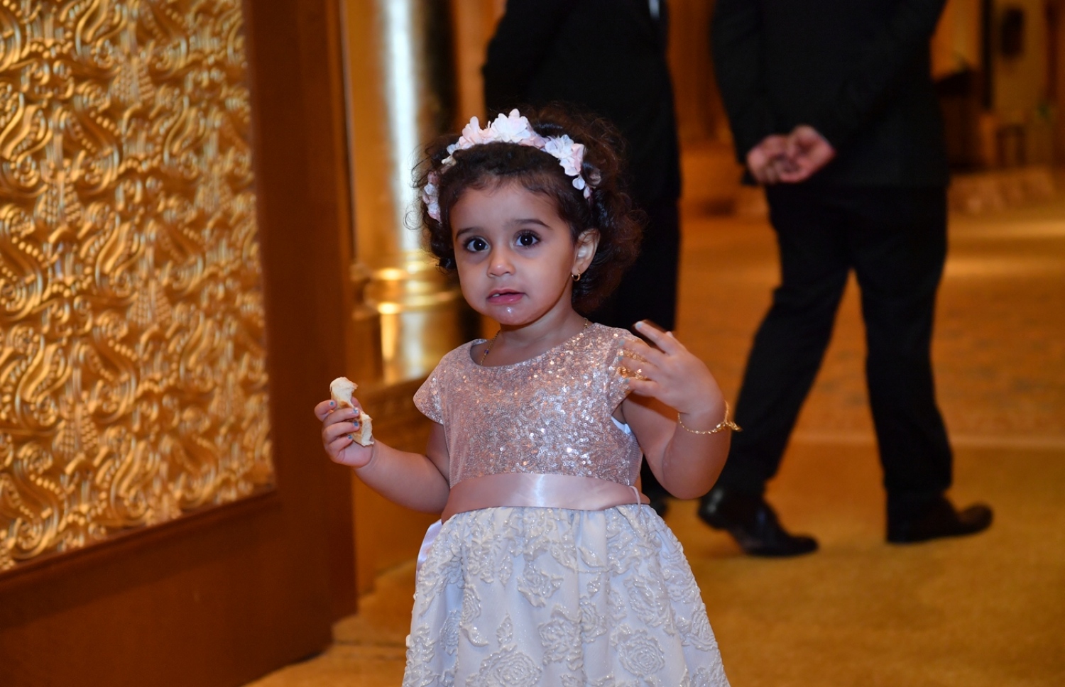 ދުބާއީ، އޮކްޓޯބަރު 17، 2017- ރައީސް އަބްދުﷲ ޔާމީންގެ ދެކަނބަލުން ޔުނައިޓެޑް އަރަބް އެމިރޭޓްސް (ޔޫއޭއީ) އަށް ކުރައްވަމުން ގެންދަވާ ރަސްމީ ދަތުރުފުޅުގައި، އެ ގައުމުގައި ތިބޭ ދިވެހިންނާ ބައްދަލުކުރެއްވުމަށް ބޭއްވި ހަފުލާ އަށް ދިޔަ މީހެއްގެ ތުއްތު ކުއްޖަކު ކެމެރާ އަށް ބަލަހައްޓައިގެން.---ފޮޓޯ: ރައީސް އޮފީސް