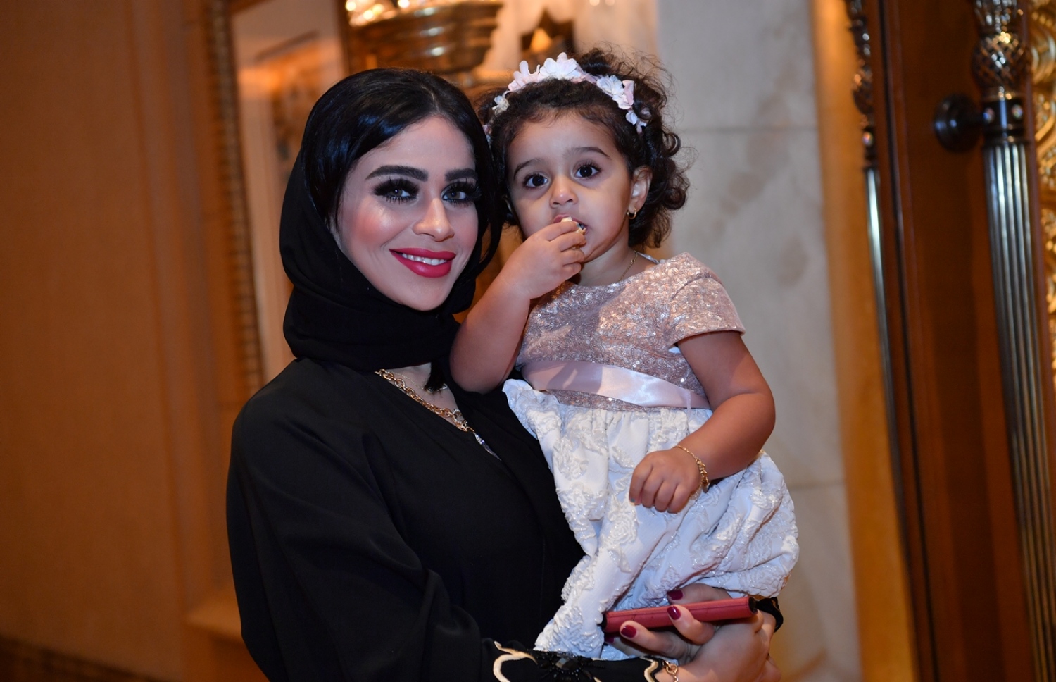 ދުބާއީ، އޮކްޓޯބަރު 17، 2017- ރައީސް އަބްދުﷲ ޔާމީންގެ ދެކަނބަލުން ޔުނައިޓެޑް އަރަބް އެމިރޭޓްސް (ޔޫއޭއީ) އަށް ކުރައްވަމުން ގެންދަވާ ރަސްމީ ދަތުރުފުޅުގައި، އެ ގައުމުގައި ތިބޭ ދިވެހިންނާ ބައްދަލުކުރެއްވުމަށް ބޭއްވި ހަފުލާ އަށް ދިޔަ މީހަކު ތުއްތު ކުއްޖަކު އުރާލައިގެން ފޮޓޯއަކަށް ތައްޔާރުވެގެން.---ފޮޓޯ: ރައީސް އޮފީސް