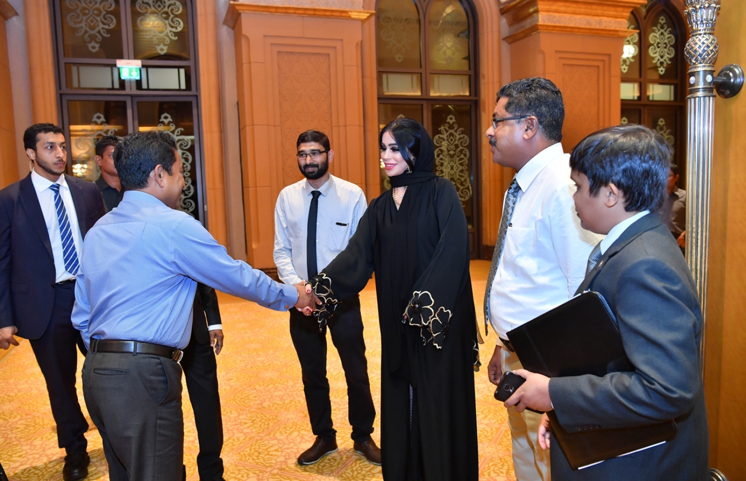 ދުބާއީ، އޮކްޓޯބަރު 17، 2017- ރައީސް އަބްދުﷲ ޔާމީންގެ ދެކަނބަލުން ޔުނައިޓެޑް އަރަބް އެމިރޭޓްސް (ޔޫއޭއީ) އަށް ކުރައްވަމުން ގެންދަވާ ރަސްމީ ދަތުރުފުޅުގައި، އެ ގައުމުގައި ތިބޭ ދިވެހިންނާ ބައްދަލުކުރެއްވުމަށް ބޭއްވި ހަފުލާގައި އެމަނިކުފާނު ބައެއް މީހުންނާ ސަލާމް ކުރައްވަނީ.---ފޮޓޯ: ރައީސް އޮފީސް