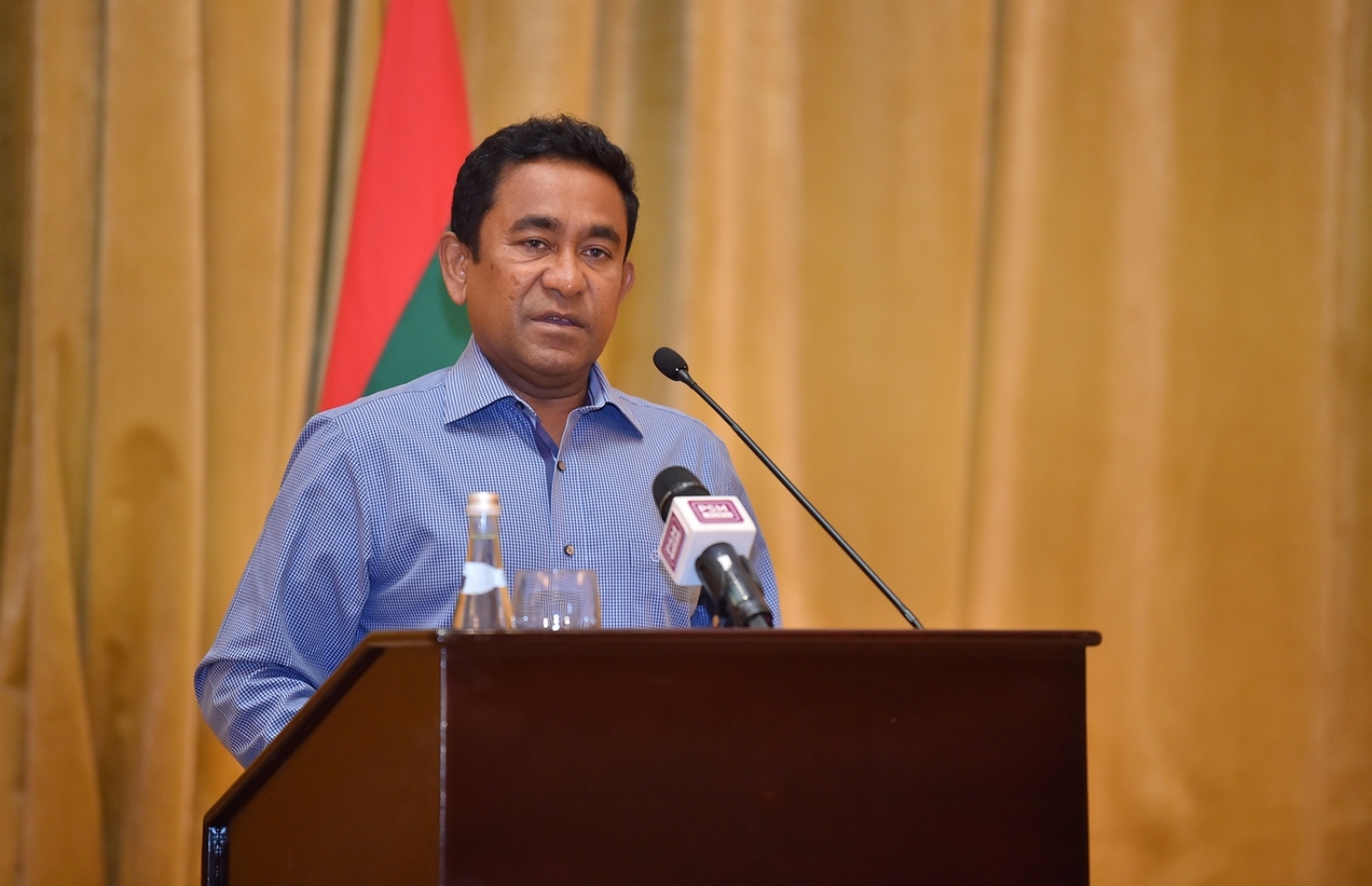 ދުބާއީ، އޮކްޓޯބަރު 17، 2017- ރައީސް ޔާމީންގެ ދެކަނބަލުން ޔޫއޭއީ އަށް ކުރައްވަމުން ގެންދަވާ ރަސްމީ ދަތުރުފުޅުގައި، އެ ގައުމުގައި ދިރިއުޅޭ ދިވެހިންނާ ބައްދަލުކުރެއްވުމަށް ބޭއްވި ހަފުލާގައި އެމަނިކުފާނު ވާހަކަފުޅު ދައްކަވަނީ.---ފޮޓޯ: ރައީސް އޮފީސް