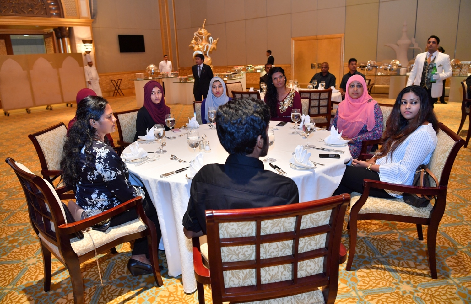 ދުބާއީ، އޮކްޓޯބަރު 17، 2017- ރައީސް އަބްދުﷲ ޔާމީންގެ ދެކަނބަލުން ޔުނައިޓެޑް އަރަބް އެމިރޭޓްސް (ޔޫއޭއީ) އަށް ކުރައްވަމުން ގެންދަވާ ރަސްމީ ދަތުރުފުޅުގައި، އެ ގައުމުގައި ތިބޭ ދިވެހިންނާ ބައްދަލުކުރެއްވުމަށް ބޭއްވި ހަފުލާ.---ފޮޓޯ: ރައީސް އޮފީސް