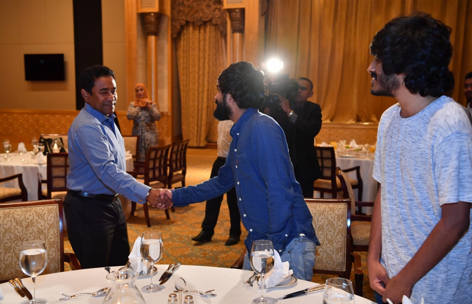 ދުބާއީ، އޮކްޓޯބަރު 17، 2017- ރައީސް އަބްދުﷲ ޔާމީންގެ ދެކަނބަލުން ޔުނައިޓެޑް އަރަބް އެމިރޭޓްސް (ޔޫއޭއީ) އަށް ކުރައްވަމުން ގެންދަވާ ރަސްމީ ދަތުރުފުޅުގައި، އެ ގައުމުގައި ތިބޭ ދިވެހިންނާ ބައްދަލުކުރެއްވުމަށް ބޭއްވި ހަފުލާގައި އެމަނިކުފާނު ބައެއް މީހުންނާ ސަލާމް ކުރައްވަނީ.---ފޮޓޯ: ރައީސް އޮފީސް