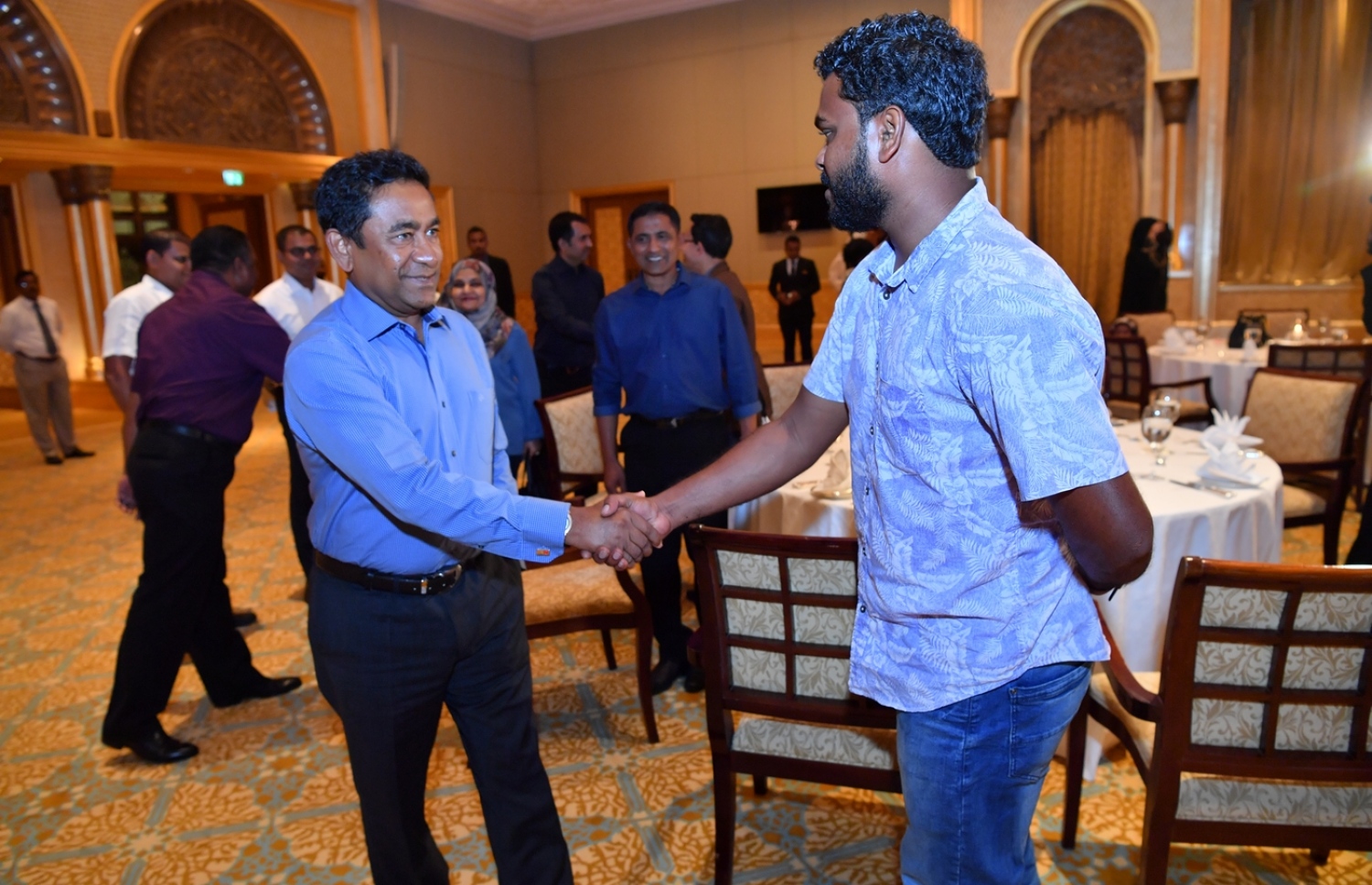 ދުބާއީ، އޮކްޓޯބަރު 17، 2017- ރައީސް އަބްދުﷲ ޔާމީންގެ ދެކަނބަލުން ޔުނައިޓެޑް އަރަބް އެމިރޭޓްސް (ޔޫއޭއީ) އަށް ކުރައްވަމުން ގެންދަވާ ރަސްމީ ދަތުރުފުޅުގައި، އެ ގައުމުގައި ތިބޭ ދިވެހިންނާ ބައްދަލުކުރެއްވުމަށް ބޭއްވި ހަފުލާގައި އެމަނިކުފާނު ބައެއް މީހުންނާ ސަލާމް ކުރައްވަނީ.---ފޮޓޯ: ރައީސް އޮފީސް