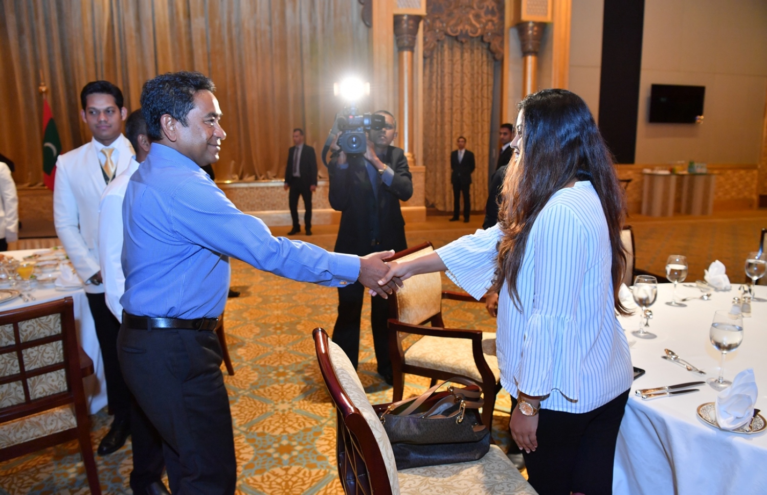 ދުބާއީ، އޮކްޓޯބަރު 17، 2017- ރައީސް އަބްދުﷲ ޔާމީންގެ ދެކަނބަލުން ޔުނައިޓެޑް އަރަބް އެމިރޭޓްސް (ޔޫއޭއީ) އަށް ކުރައްވަމުން ގެންދަވާ ރަސްމީ ދަތުރުފުޅުގައި، އެ ގައުމުގައި ތިބޭ ދިވެހިންނާ ބައްދަލުކުރެއްވުމަށް ބޭއްވި ހަފުލާގައި އެމަނިކުފާނު ބައެއް މީހުންނާ ސަލާމް ކުރައްވަނީ.---ފޮޓޯ: ރައީސް އޮފީސް