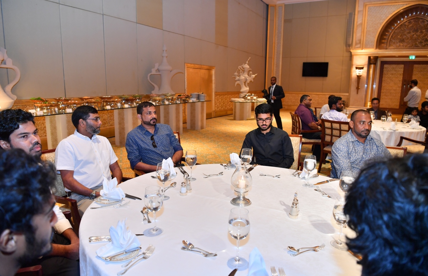 ދުބާއީ، އޮކްޓޯބަރު 17، 2017- ރައީސް އަބްދުﷲ ޔާމީންގެ ދެކަނބަލުން ޔުނައިޓެޑް އަރަބް އެމިރޭޓްސް (ޔޫއޭއީ) އަށް ކުރައްވަމުން ގެންދަވާ ރަސްމީ ދަތުރުފުޅުގައި، އެ ގައުމުގައި ތިބޭ ދިވެހިންނާ ބައްދަލުކުރެއްވުމަށް ބޭއްވި ހަފުލާ.---ފޮޓޯ: ރައީސް އޮފީސް