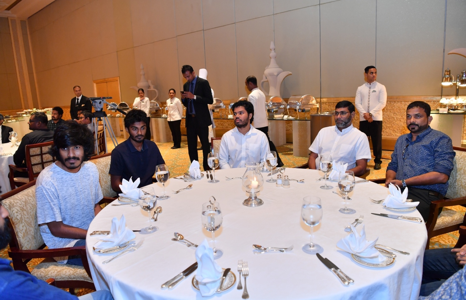 ދުބާއީ، އޮކްޓޯބަރު 17، 2017- ރައީސް އަބްދުﷲ ޔާމީންގެ ދެކަނބަލުން ޔުނައިޓެޑް އަރަބް އެމިރޭޓްސް (ޔޫއޭއީ) އަށް ކުރައްވަމުން ގެންދަވާ ރަސްމީ ދަތުރުފުޅުގައި، އެ ގައުމުގައި ތިބޭ ދިވެހިންނާ ބައްދަލުކުރެއްވުމަށް ބޭއްވި ހަފުލާ.---ފޮޓޯ: ރައީސް އޮފީސް