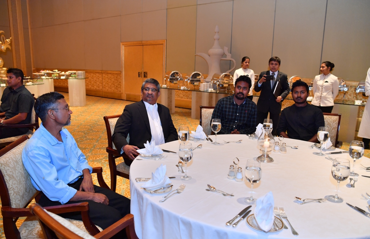 ދުބާއީ، އޮކްޓޯބަރު 17، 2017- ރައީސް އަބްދުﷲ ޔާމީންގެ ދެކަނބަލުން ޔުނައިޓެޑް އަރަބް އެމިރޭޓްސް (ޔޫއޭއީ) އަށް ކުރައްވަމުން ގެންދަވާ ރަސްމީ ދަތުރުފުޅުގައި، އެ ގައުމުގައި ތިބޭ ދިވެހިންނާ ބައްދަލުކުރެއްވުމަށް ބޭއްވި ހަފުލާ.---ފޮޓޯ: ރައީސް އޮފީސް