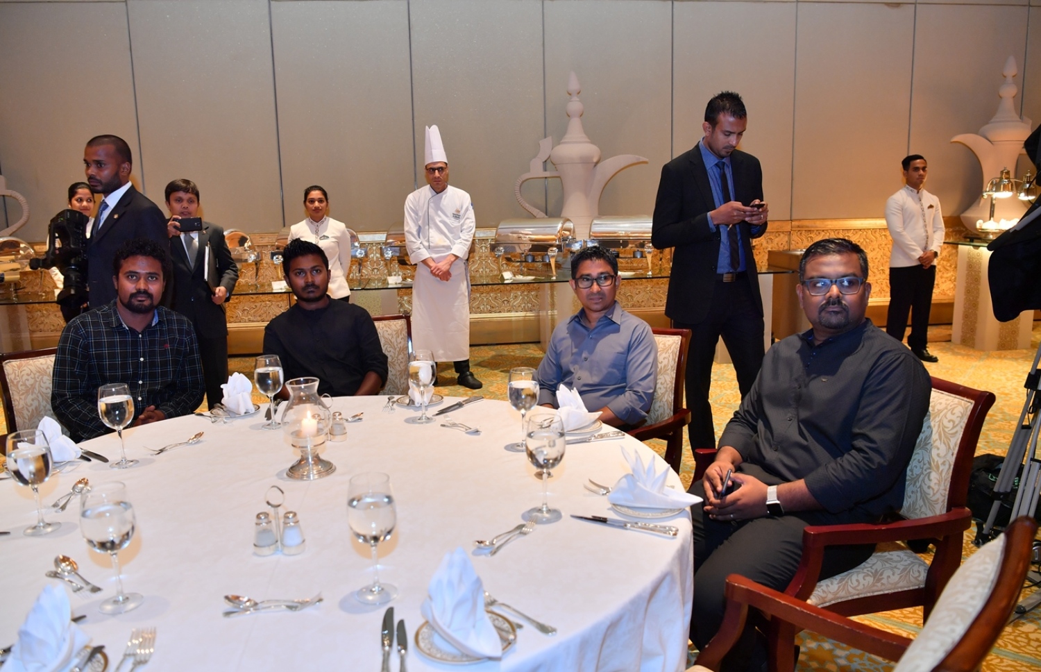 ދުބާއީ، އޮކްޓޯބަރު 17، 2017- ރައީސް އަބްދުﷲ ޔާމީންގެ ދެކަނބަލުން ޔުނައިޓެޑް އަރަބް އެމިރޭޓްސް (ޔޫއޭއީ) އަށް ކުރައްވަމުން ގެންދަވާ ރަސްމީ ދަތުރުފުޅުގައި، އެ ގައުމުގައި ތިބޭ ދިވެހިންނާ ބައްދަލުކުރެއްވުމަށް ބޭއްވި ހަފުލާ.---ފޮޓޯ: ރައީސް އޮފީސް