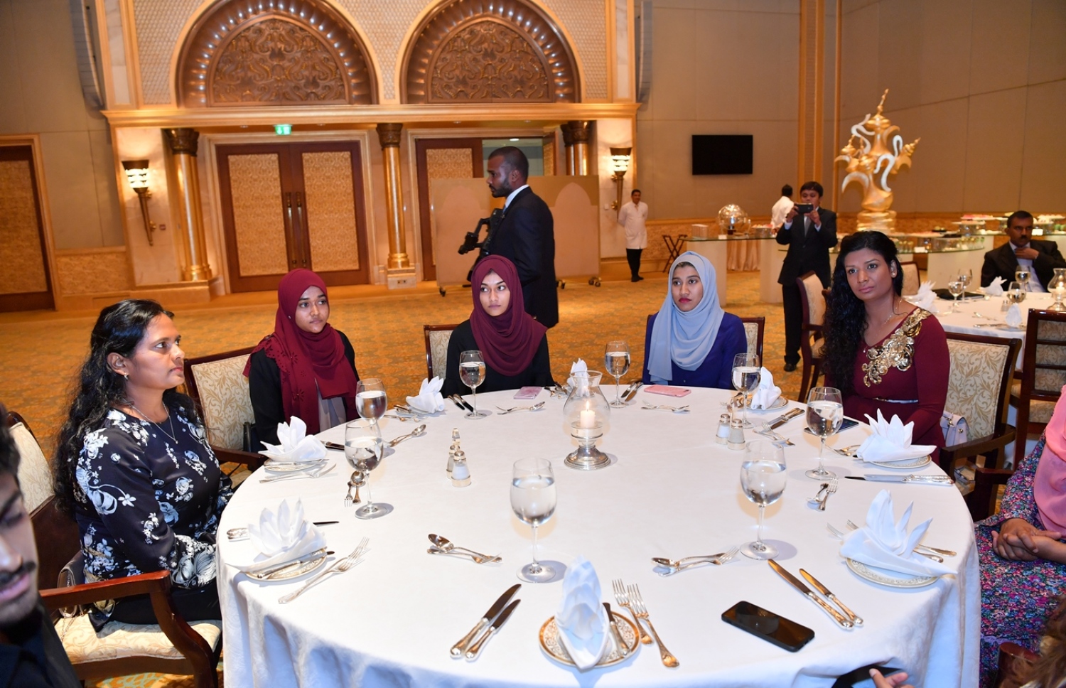 ދުބާއީ، އޮކްޓޯބަރު 17، 2017- ރައީސް އަބްދުﷲ ޔާމީންގެ ދެކަނބަލުން ޔުނައިޓެޑް އަރަބް އެމިރޭޓްސް (ޔޫއޭއީ) އަށް ކުރައްވަމުން ގެންދަވާ ރަސްމީ ދަތުރުފުޅުގައި، އެ ގައުމުގައި ތިބޭ ދިވެހިންނާ ބައްދަލުކުރެއްވުމަށް ބޭއްވި ހަފުލާ.---ފޮޓޯ: ރައީސް އޮފީސް