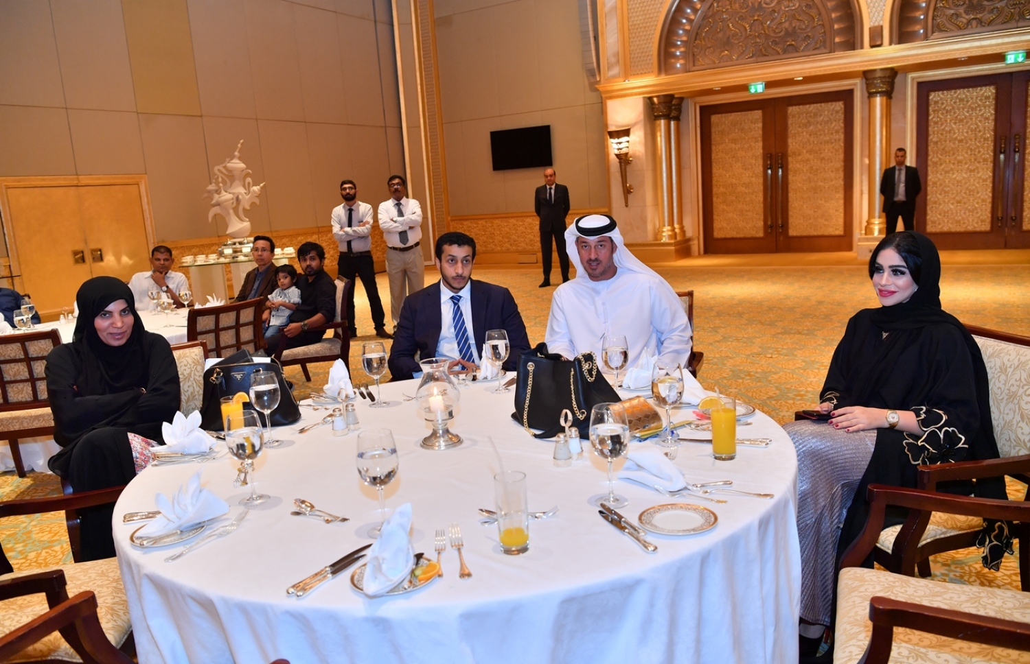 ދުބާއީ، އޮކްޓޯބަރު 17، 2017- ރައީސް އަބްދުﷲ ޔާމީންގެ ދެކަނބަލުން ޔުނައިޓެޑް އަރަބް އެމިރޭޓްސް (ޔޫއޭއީ) އަށް ކުރައްވަމުން ގެންދަވާ ރަސްމީ ދަތުރުފުޅުގައި، އެ ގައުމުގައި ތިބޭ ދިވެހިންނާ ބައްދަލުކުރެއްވުމަށް ބޭއްވި ހަފުލާ.---ފޮޓޯ: ރައީސް އޮފީސް