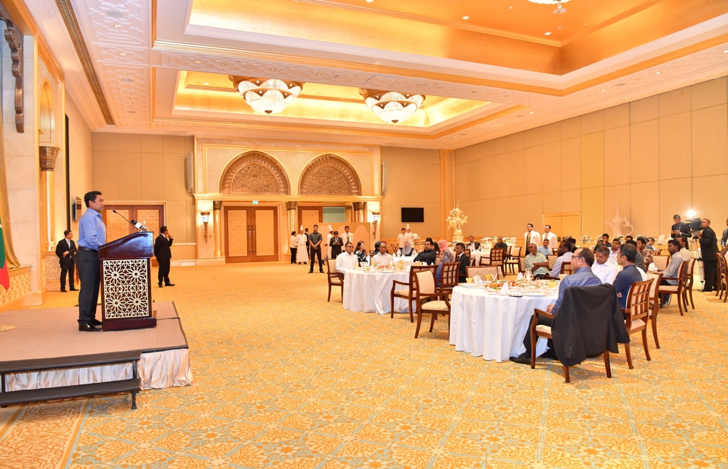 ދުބާއީ، އޮކްޓޯބަރު 17، 2017- ރައީސް ޔާމީންގެ ދެކަނބަލުން ޔޫއޭއީ އަށް ކުރައްވަމުން ގެންދަވާ ރަސްމީ ދަތުރުފުޅުގައި، އެ ގައުމުގައި ދިރިއުޅޭ ދިވެހިންނާ ބައްދަލުކުރެއްވުމަށް ބޭއްވި ހަފުލާގައި އެމަނިކުފާނު ވާހަކަފުޅު ދައްކަވަނީ.---ފޮޓޯ: ރައީސް އޮފީސް