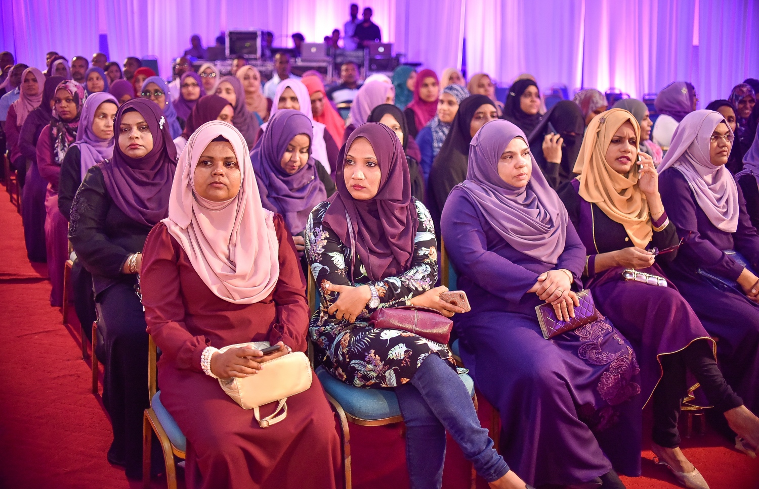 މާލެ: އޮކްޓޯބަރު 17، 2017: އަމީނިއްޔާ ސުކޫލުގެ 2016 ވަނަ އަހަރުގެ އަހަރީ އިނާމު ދިނުމުގެ ޖަލްސާގެ ތެރެއިން.-- ފޮޓޯ: ނިޝާން އަލީ /މިހާރު