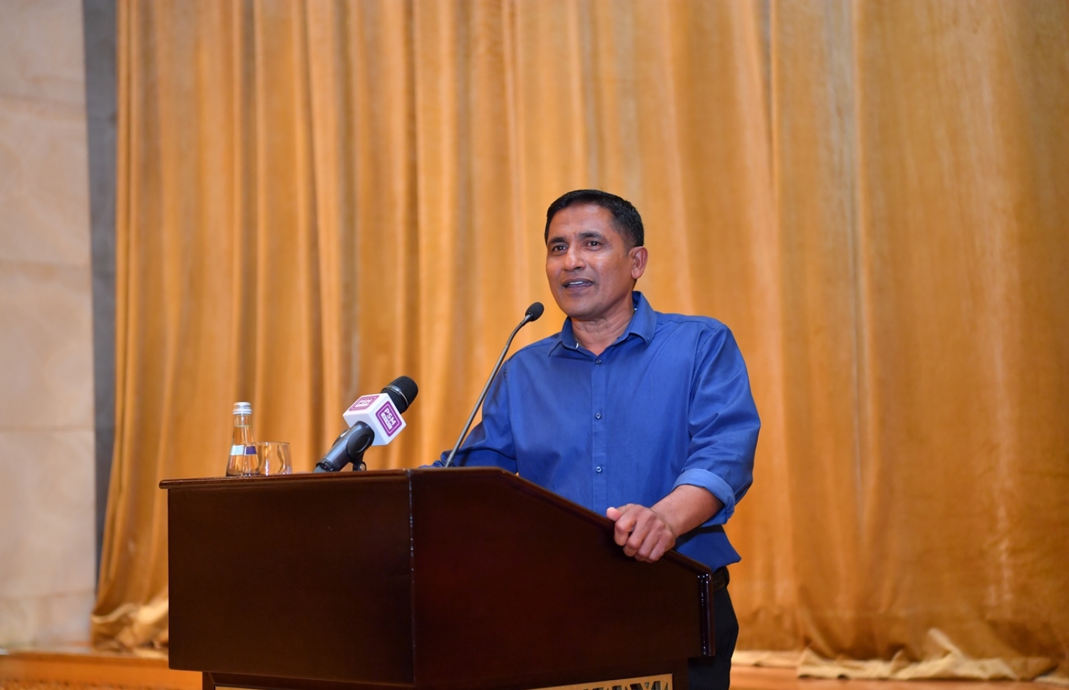 ދުބާއީ، އޮކްޓޯބަރު 17، 2017- ރައީސް ޔާމީންގެ ދެކަނބަލުން ޔޫއޭއީ އަށް ކުރައްވަމުން ގެންދަވާ ރަސްމީ ދަތުރުފުޅުގައި، އެ ގައުމުގައި ދިރިއުޅޭ ދިވެހިންނާ ބައްދަލުކުރެއްވުމަށް ބޭއްވި ހަފުލާގެ ތެރެއިން.---ފޮޓޯ: ރައީސް އޮފީސް