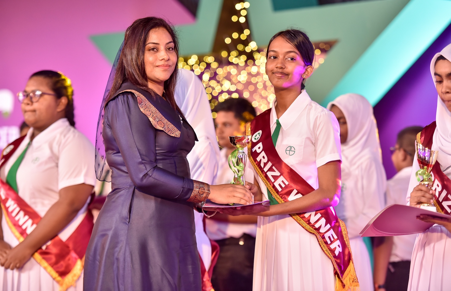 މާލެ: އޮކްޓޯބަރު 17، 2017: އަމީނިއްޔާ ސުކޫލުގެ 2016 ވަނަ އަހަރުގެ އަހަރީ އިނާމު ދިނުމުގެ ޖަލްސާގެ ތެރެއިން.-- ފޮޓޯ: ނިޝާން އަލީ /މިހާރު