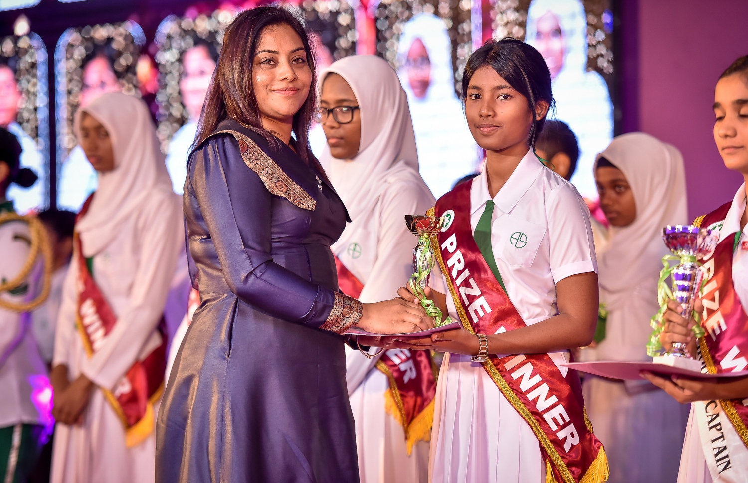 މާލެ: އޮކްޓޯބަރު 17، 2017: އަމީނިއްޔާ ސުކޫލުގެ 2016 ވަނަ އަހަރުގެ އަހަރީ އިނާމު ދިނުމުގެ ޖަލްސާގެ ތެރެއިން.-- ފޮޓޯ: ނިޝާން އަލީ /މިހާރު